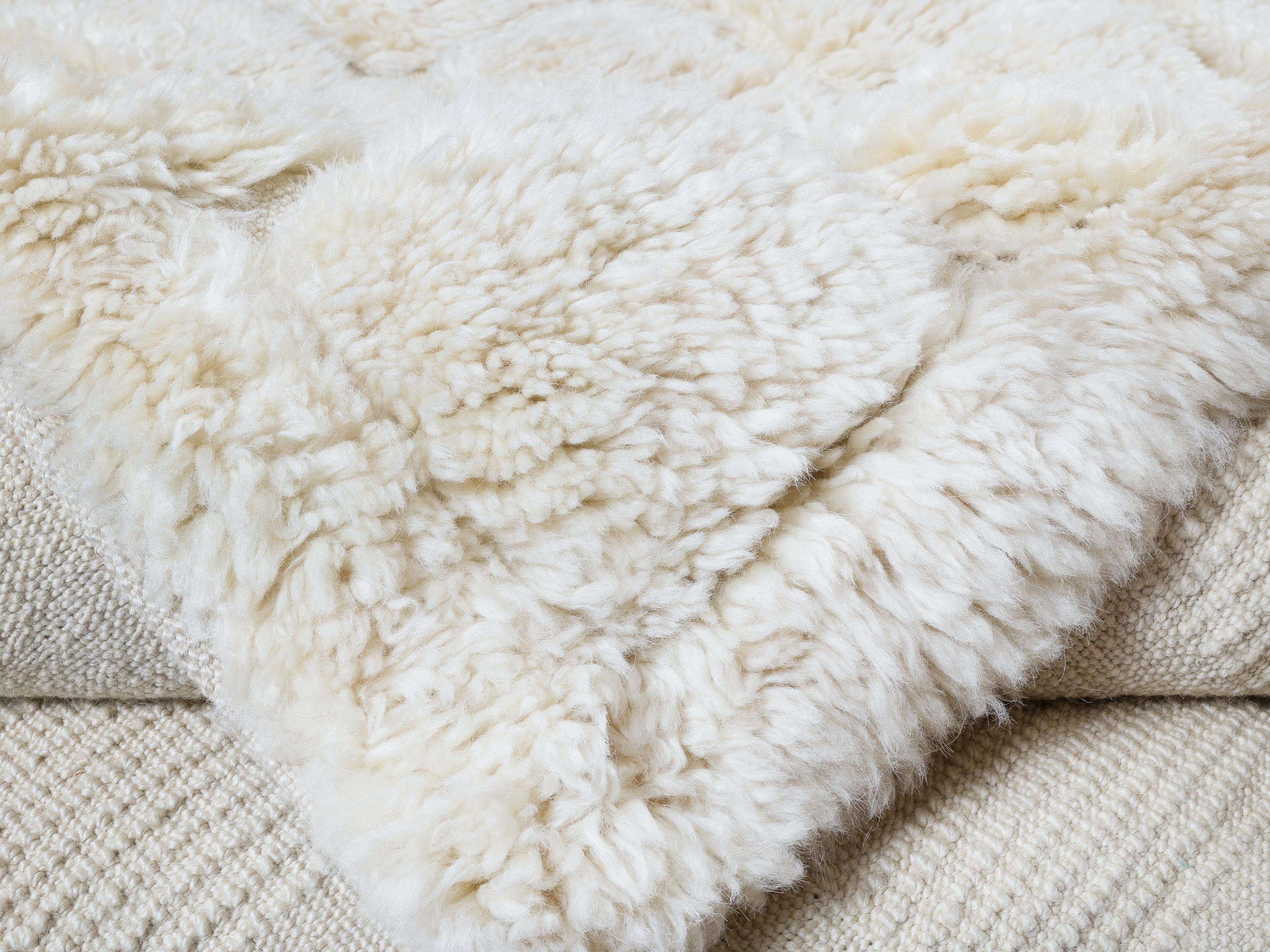 Tulu-Teppich mit Gittermuster, 100 % Wolle, handgefertigter cremefarbener karierter Teppich (Moderne) im Angebot