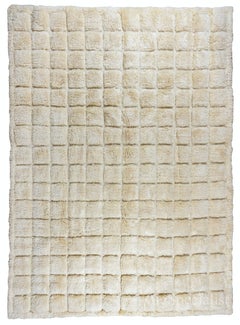 Tappeto contemporaneo con motivo a griglia. 100% Lana naturale non colorata. Struttura a pelo alto e basso