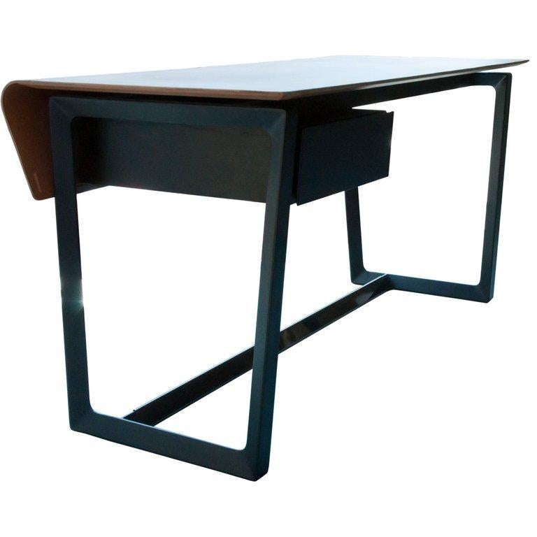 Fred's frame is in wenge colored solid ashwood with a triangular profile for greater lightness. The same material is also used for the desk drawer, mounted on metal soft-close runners. The top is in Saddle Extra Leather. The front edge is dyed and