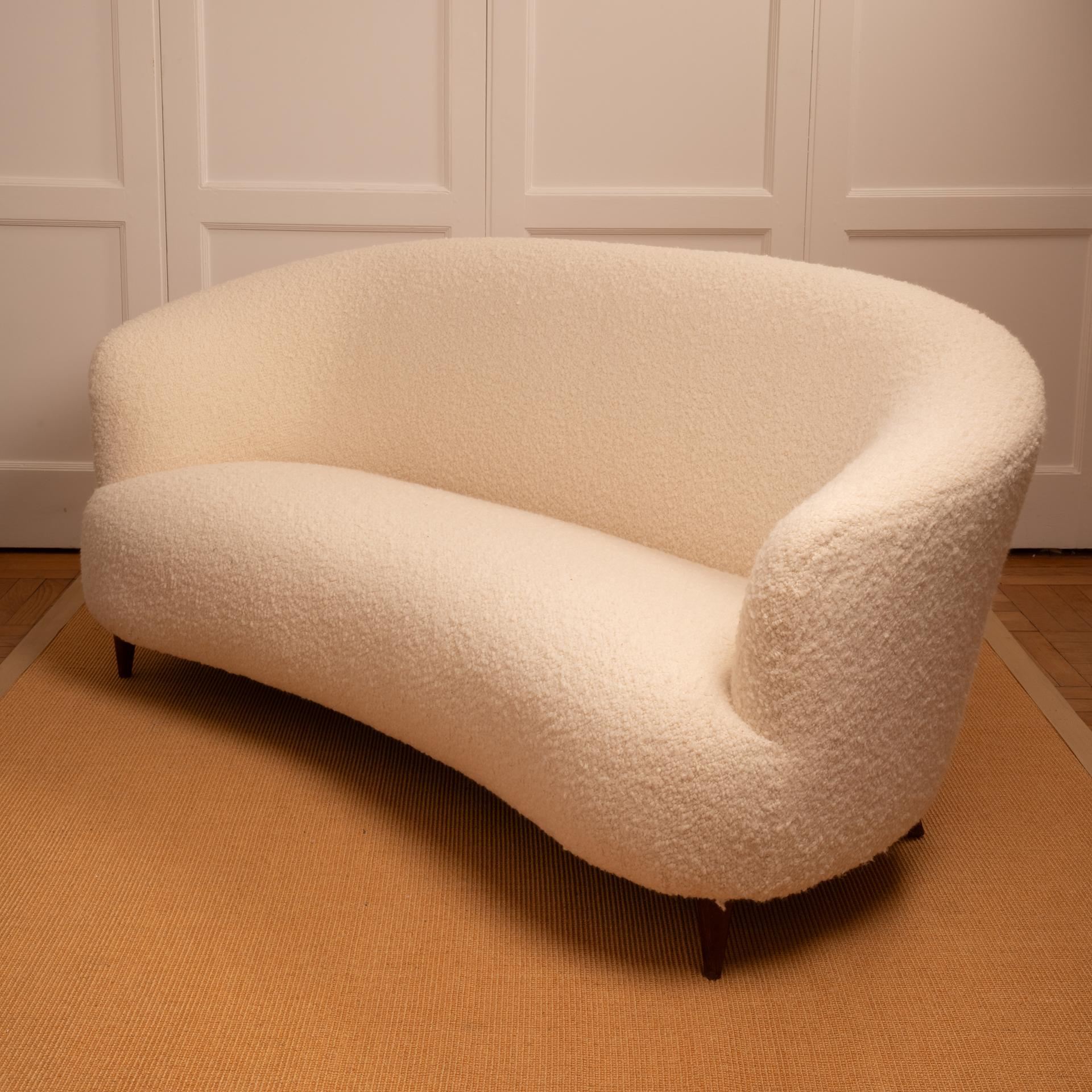 Sofa, zugeschrieben Maison & Jardin - Italien 1940

Bohnenform - neu gepolstert mit einem cremeweißen, strukturierten Stoff des englischen Hauses Designers Guild.


Abmessungen: 80x178x90 cm

