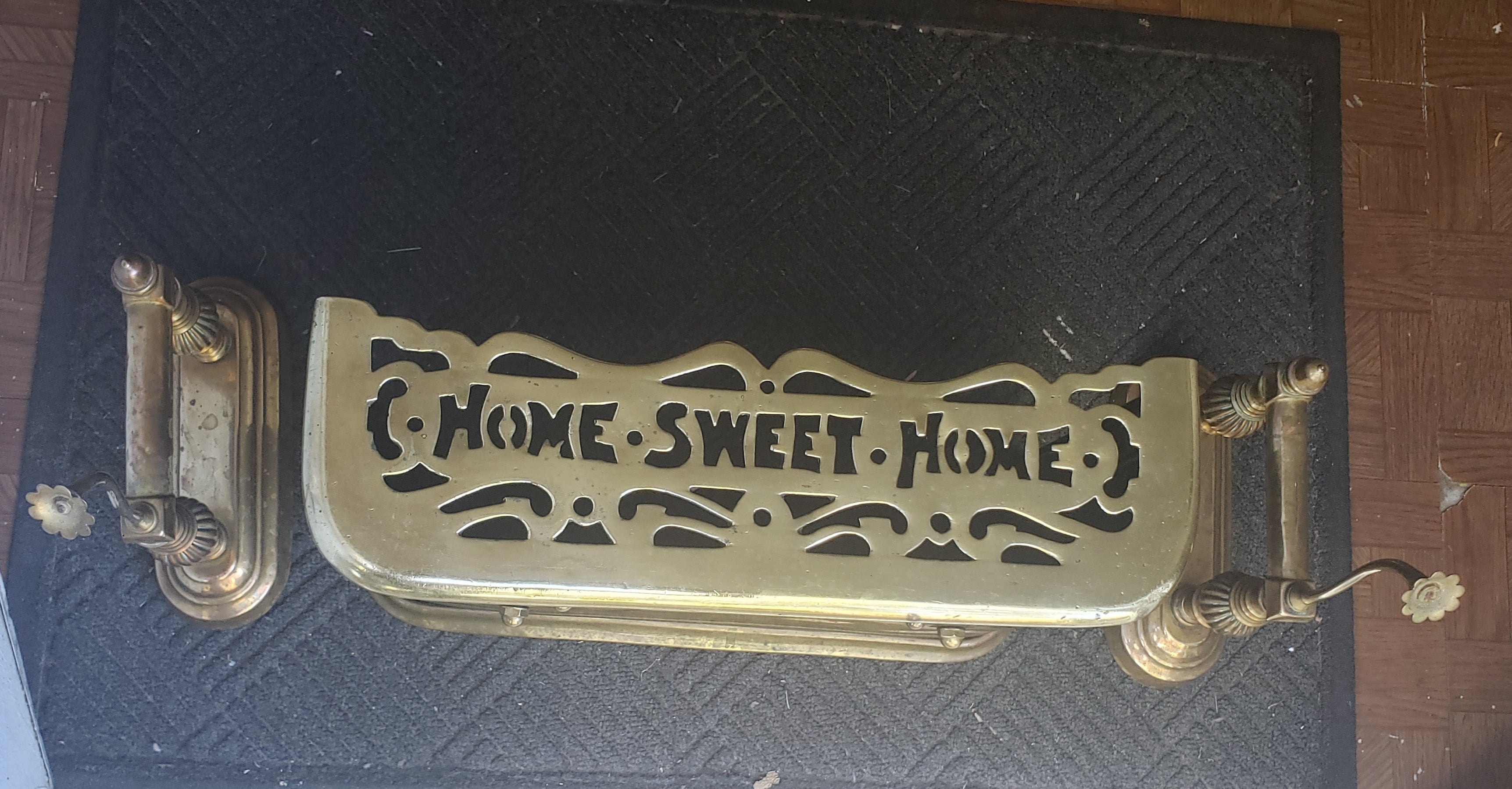 Ensemble de garde-feu et chiens de cheminée en laiton massif « Home Sweet Home » en vente 3