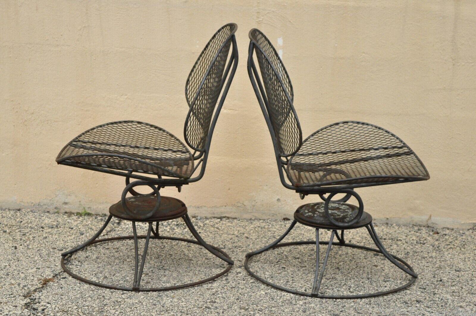 Mid-Century Modern Paire de chaises pivotantes en fer forgé de style Salterini, Homecrest Clam Shell Casino en vente