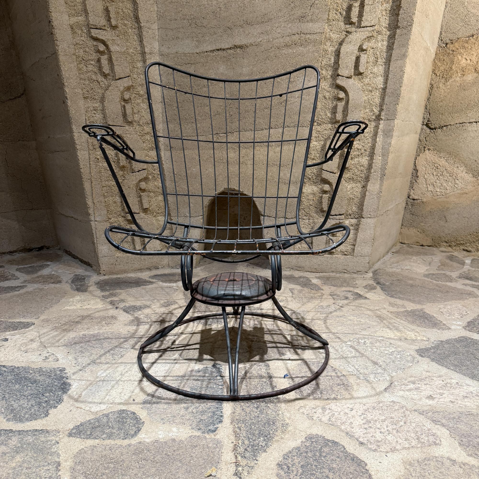 For your consideration, a mid-century modern patio swivel rocking chair,  in Iron painted black by Homecrest. USA circa the 1960s. 

Dimensions: 32.5