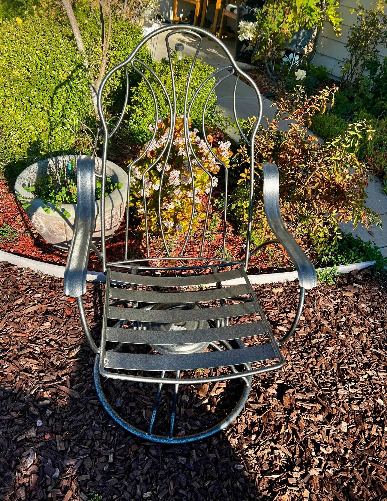 Milieu du XXe siècle Collection Homecrest Liberty Garden, table carrée + 4 fauteuils à bascule pivotante   en vente