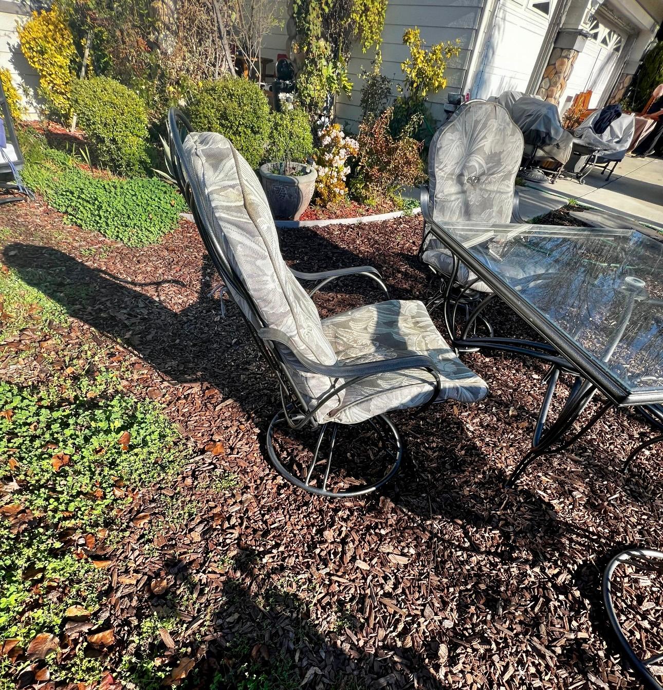 Homecrest Liberty Garden Collection, square table + 4 swivel rocking armchairs   In Good Condition For Sale In San Jose, CA