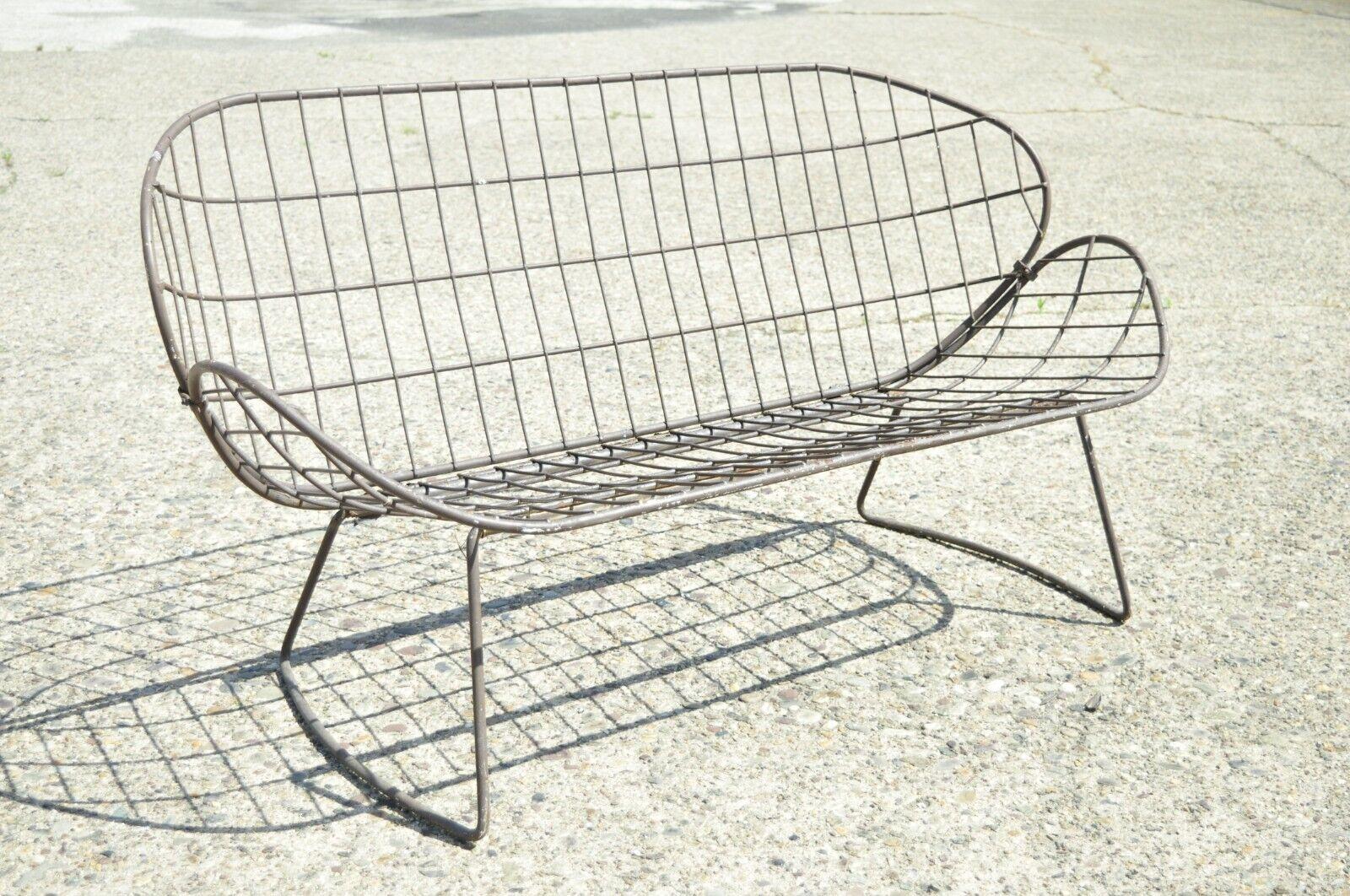 Homecrest Mid-Century Modern wrought iron metal garden patio loveseat settee. Item features wrought iron construction, sleek sculptural form, clean Modernist lines, very nice vintage item. Circa mid 20th century. Measurements: 29.5