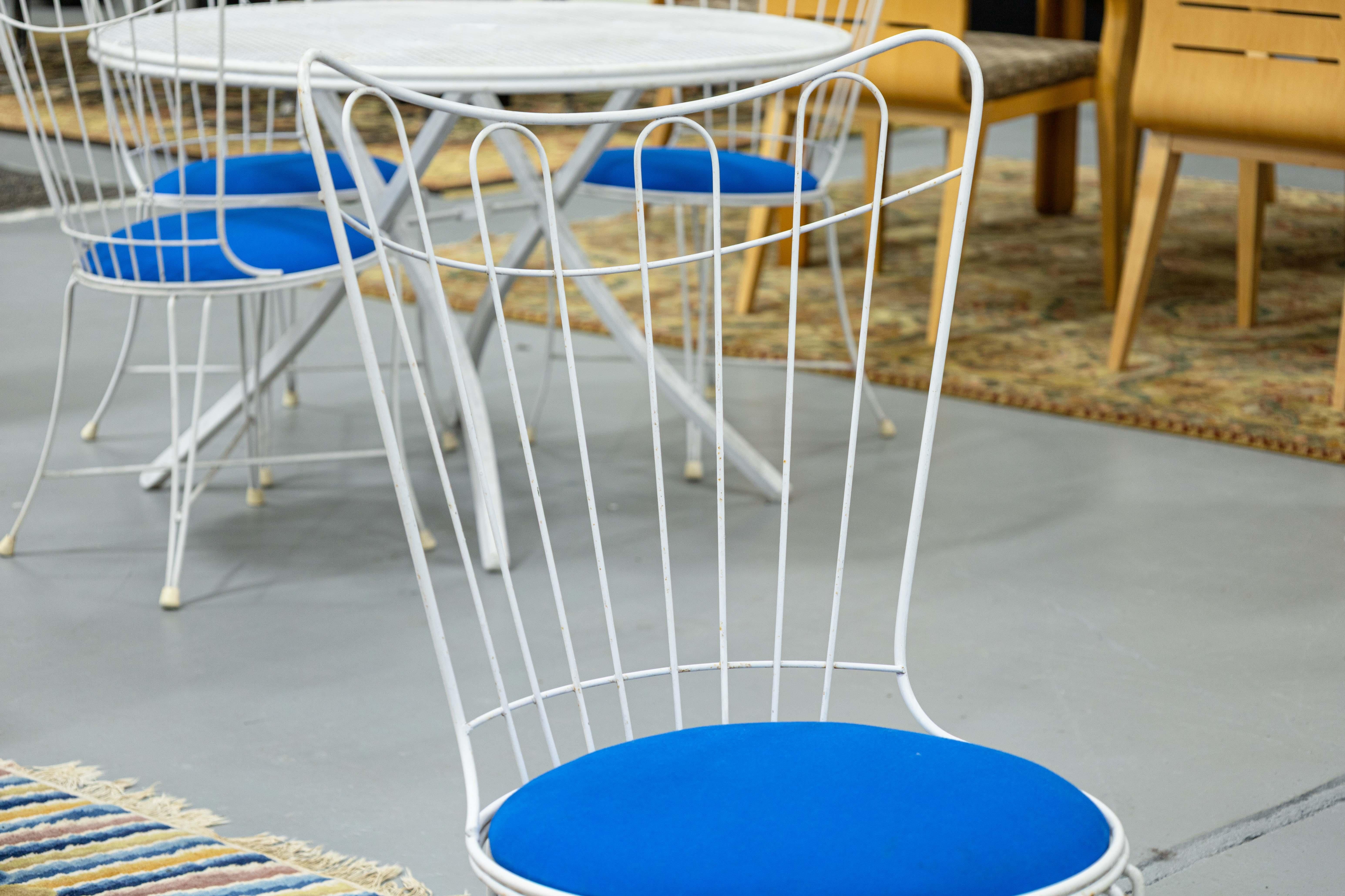 Un ensemble de dînette de patio Homecrest. Il s'agit d'un joli petit ensemble de dînette d'extérieur moderne du milieu du siècle dernier. Cet ensemble comprend une table de dinette et 4 chaises. La table de dînette est dotée d'un plateau circulaire