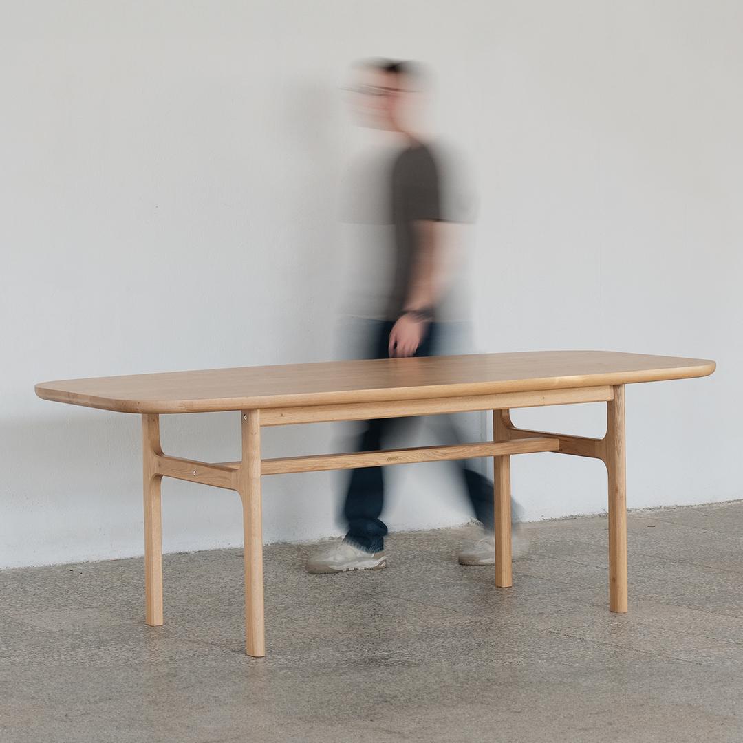 -La série HOMELAND est fabriquée à la main en bois de chêne. La table HOMELAND a été conçue pour répondre aux besoins des utilisateurs domestiques et professionnels. 
-Comme tous les autres produits Ananas, il présente des motifs et des textures de
