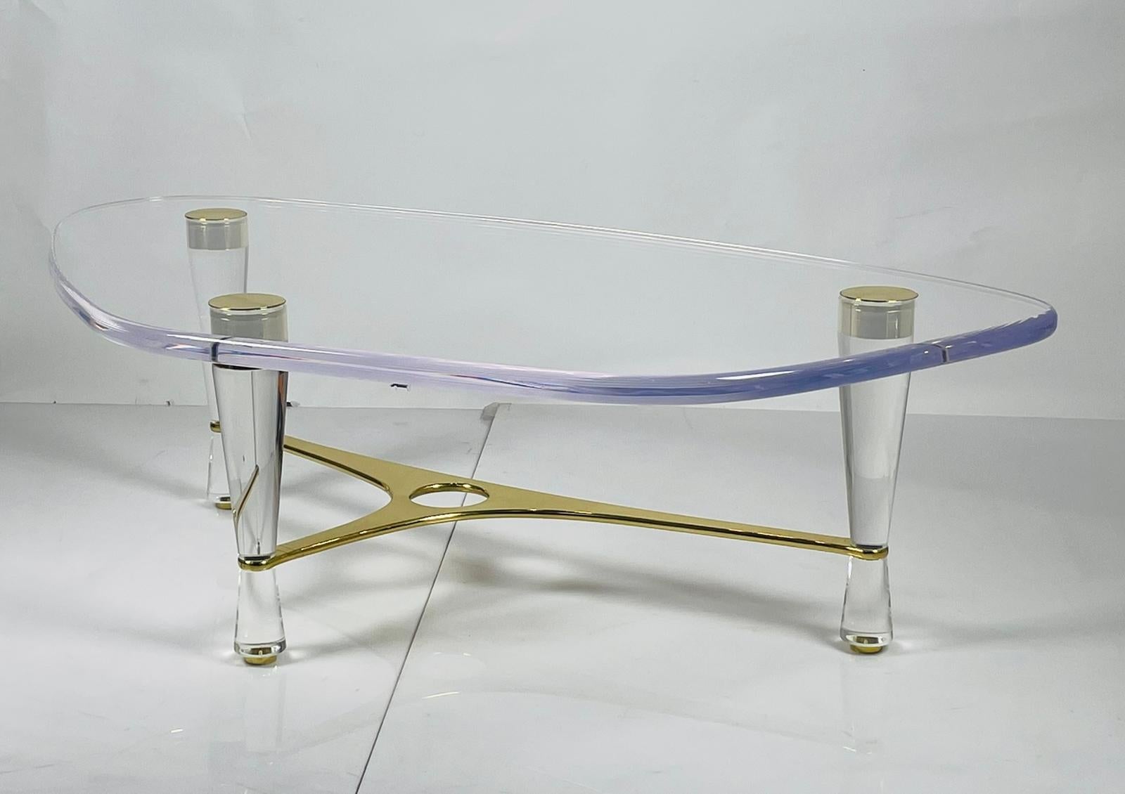 Superbe table basse exécutée en laiton massif et Lucite par Amparo Calderon Tapia et faisant partie de la collection 
