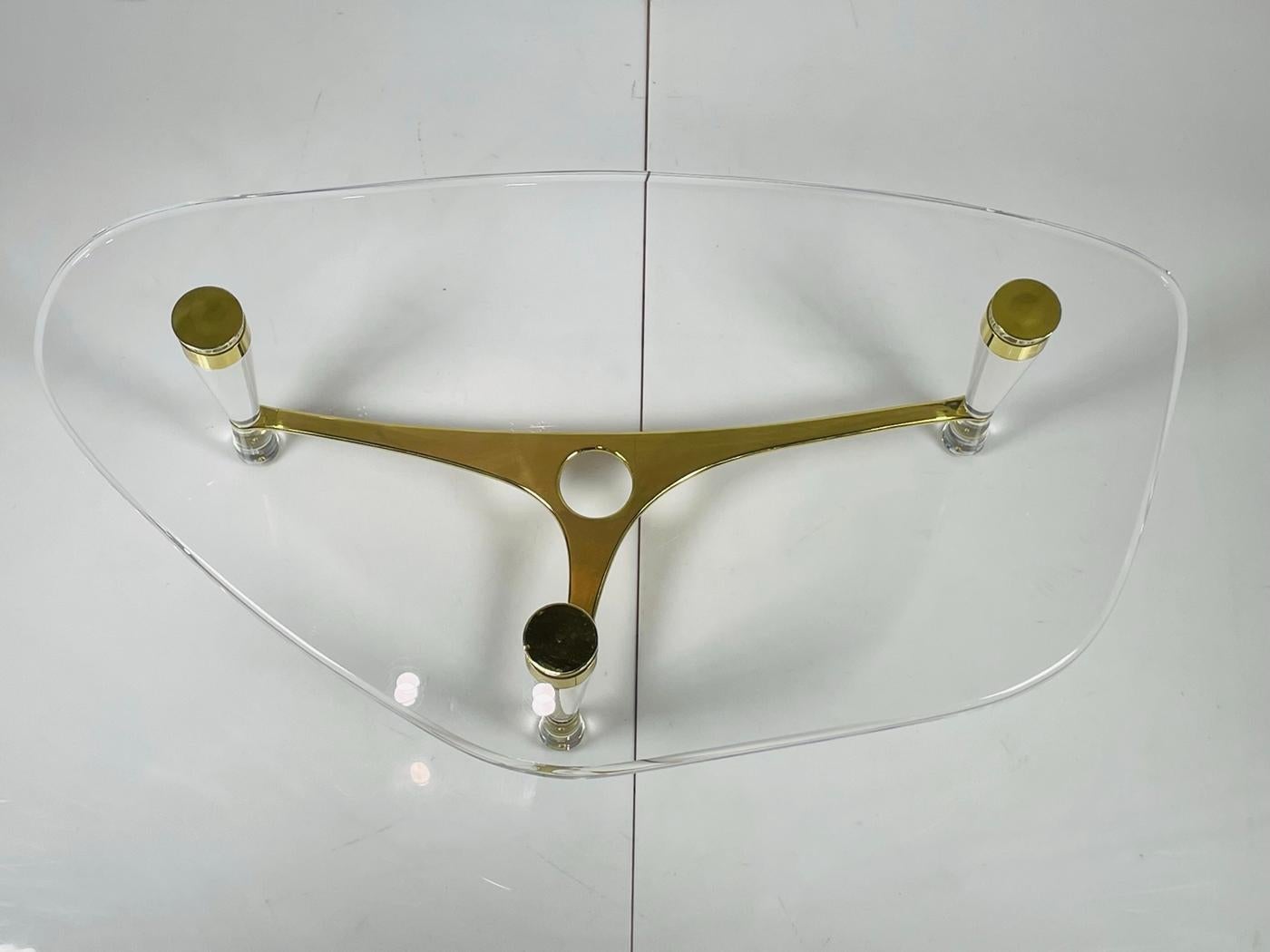 Laiton Table basse Homenaje en lucite et laiton d'Amparo Calderon Tapia, n° 1/100 en vente