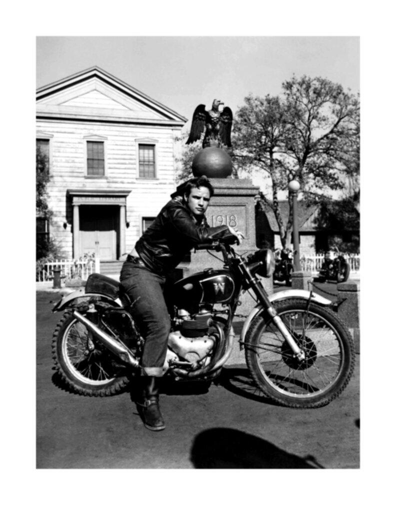 Black and White Photograph de Homer Van Pelt - Marlon Brando en bicicleta para "El Salvaje"
