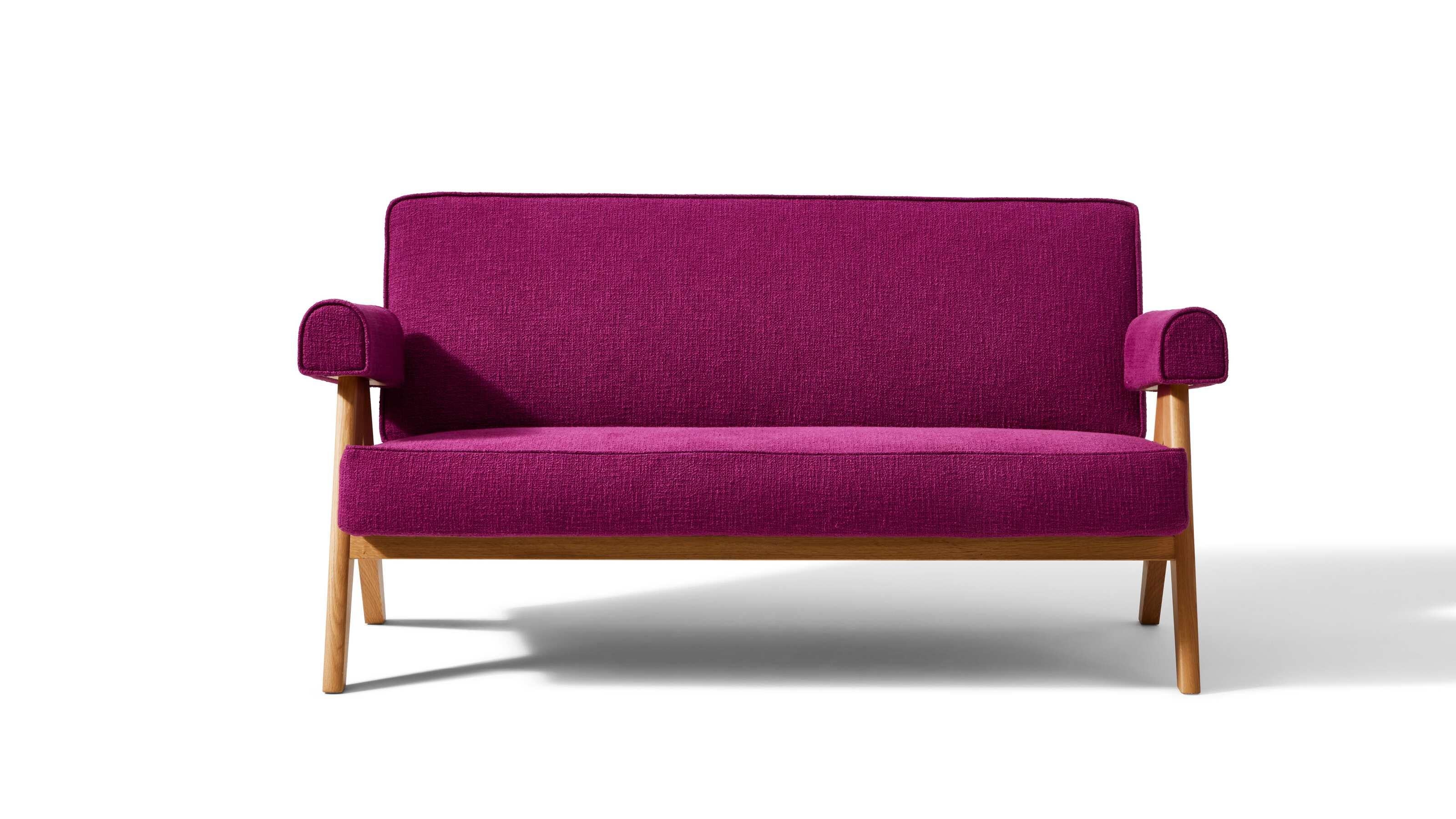 Hommage À Pierre Jeanneret Capitol Complex Sofa für Cassina

Das Capitol Complex Sofa ist ein von Pierre Jeanneret entworfenes Sofa mit einer ikonischen Holzstruktur in Form eines umgekehrten V
