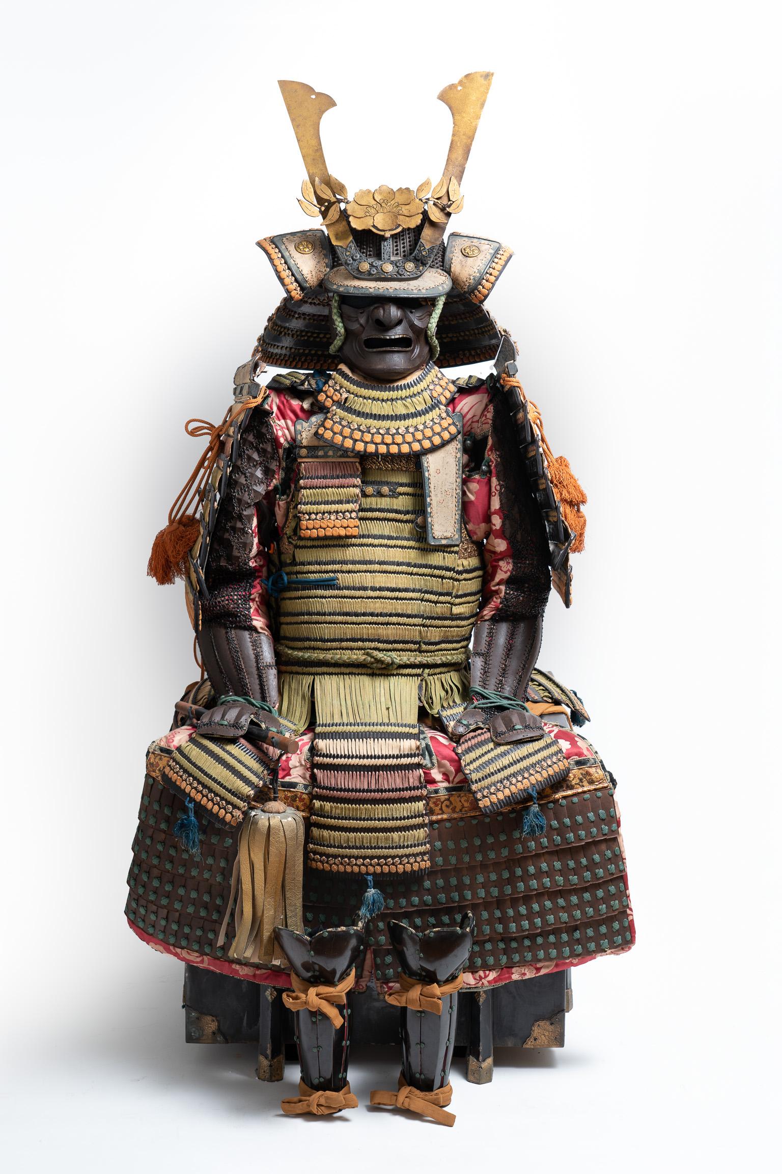 Hon-kozane ni-mai do tosei gusoku
Samurai-Rüstung im Revival-Stil

Edo-Periode,  17. bis 18. Jahrhundert

Unterschrift auf dem kabuto: Jōshū jū Saotome Ietada

 

Kabuto [Helm]: Ein Kabuto aus rostrotem Eisen (tetsu sabiji) mit zweiundsechzig