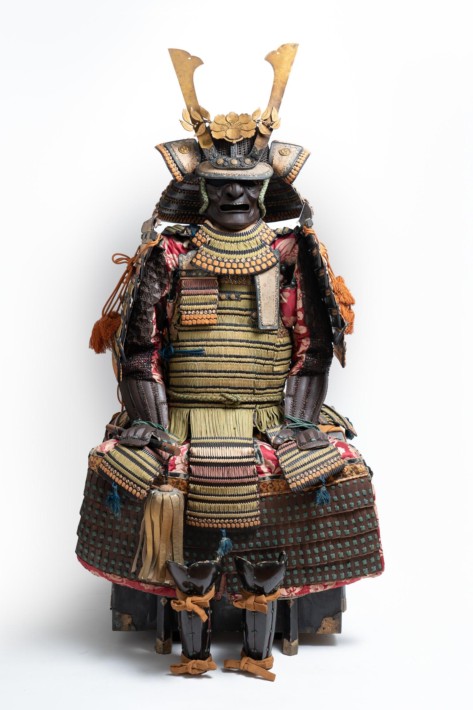 Hon-kozane ni-mai do tosei gusoku
Armure de samouraï en style revival

Période Edo,  XVIIe et XVIIIe siècles

Signature sur le kabuto : Jōshū jū Saotome Ietada

 

Kabuto [casque] : Un kabuto en fer roux (tetsu sabiji) à soixante-deux plaques,