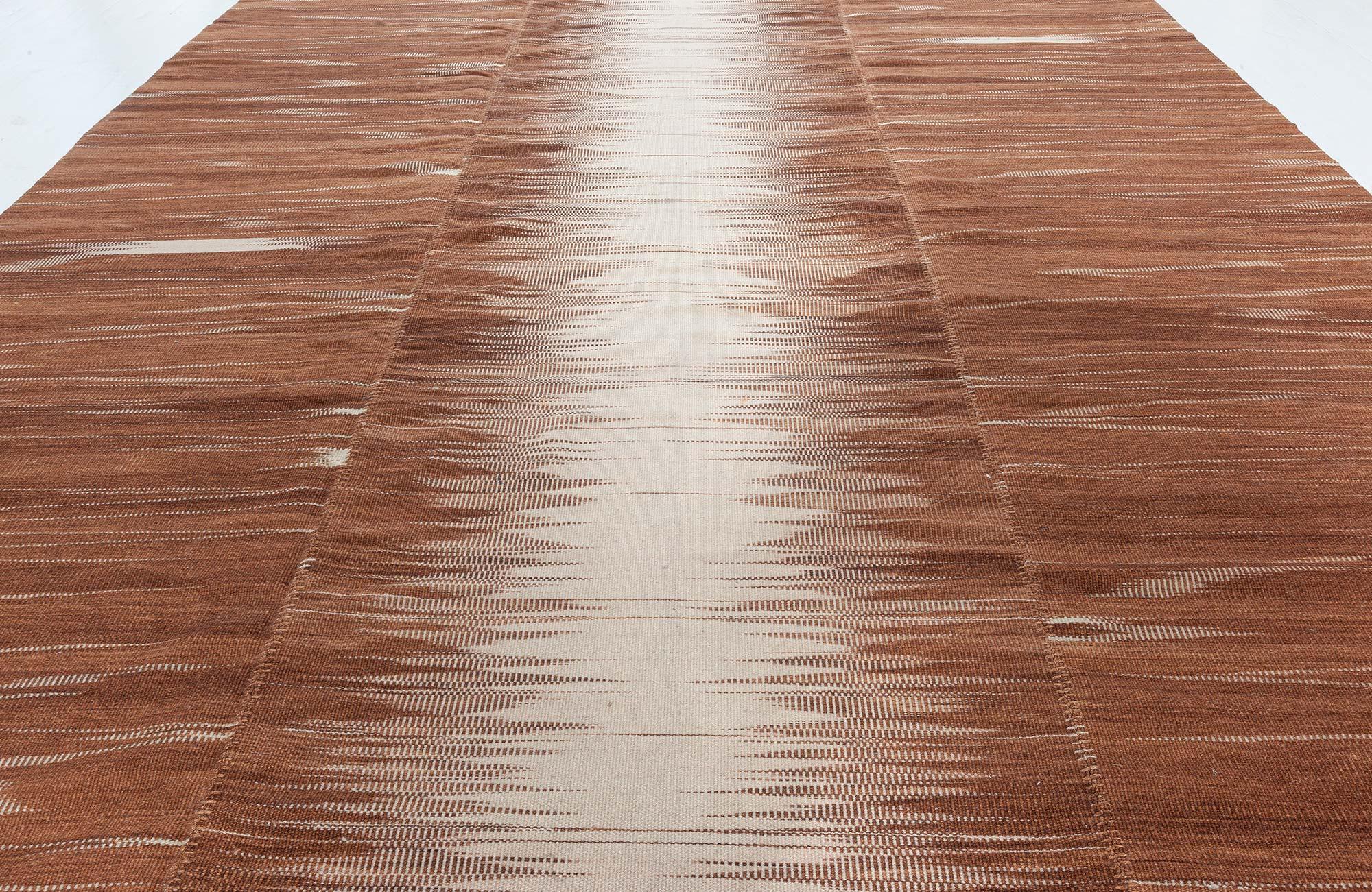 Honaz, alfombra turca moderna Kilim de Doris Leslie Blau.
Tamaño: 309 × 396 cm (10'2