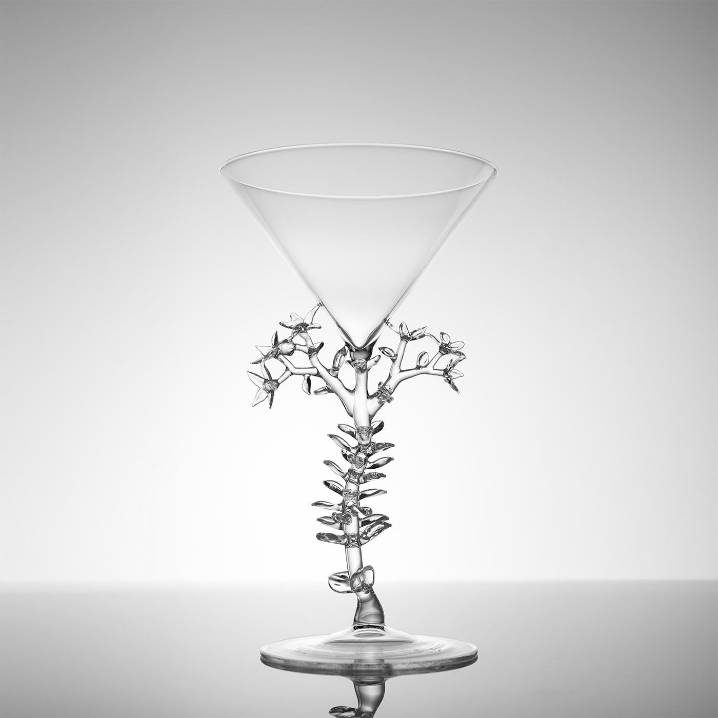 Ce verre appartient à une collection de 21 pièces uniques, chacune inspirée d'une espèce botanique différente et réimaginée par Simone Crestani à partir de dessins d'archives de Fratelli Soso. Façonnée en verre transparent à travers la flamme de la