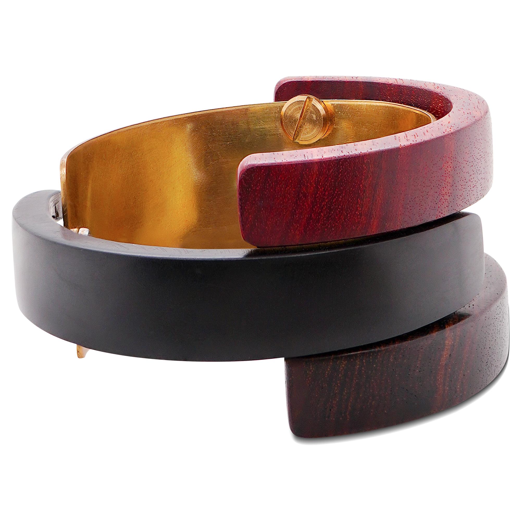 Eleva tu colección de accesorios con nuestro impresionante brazalete grueso de palisandro de Honduras y palisandro africano, elaborado por expertos con un toque de elegancia. Esta pieza única se ha diseñado para ser audaz y, al mismo tiempo,