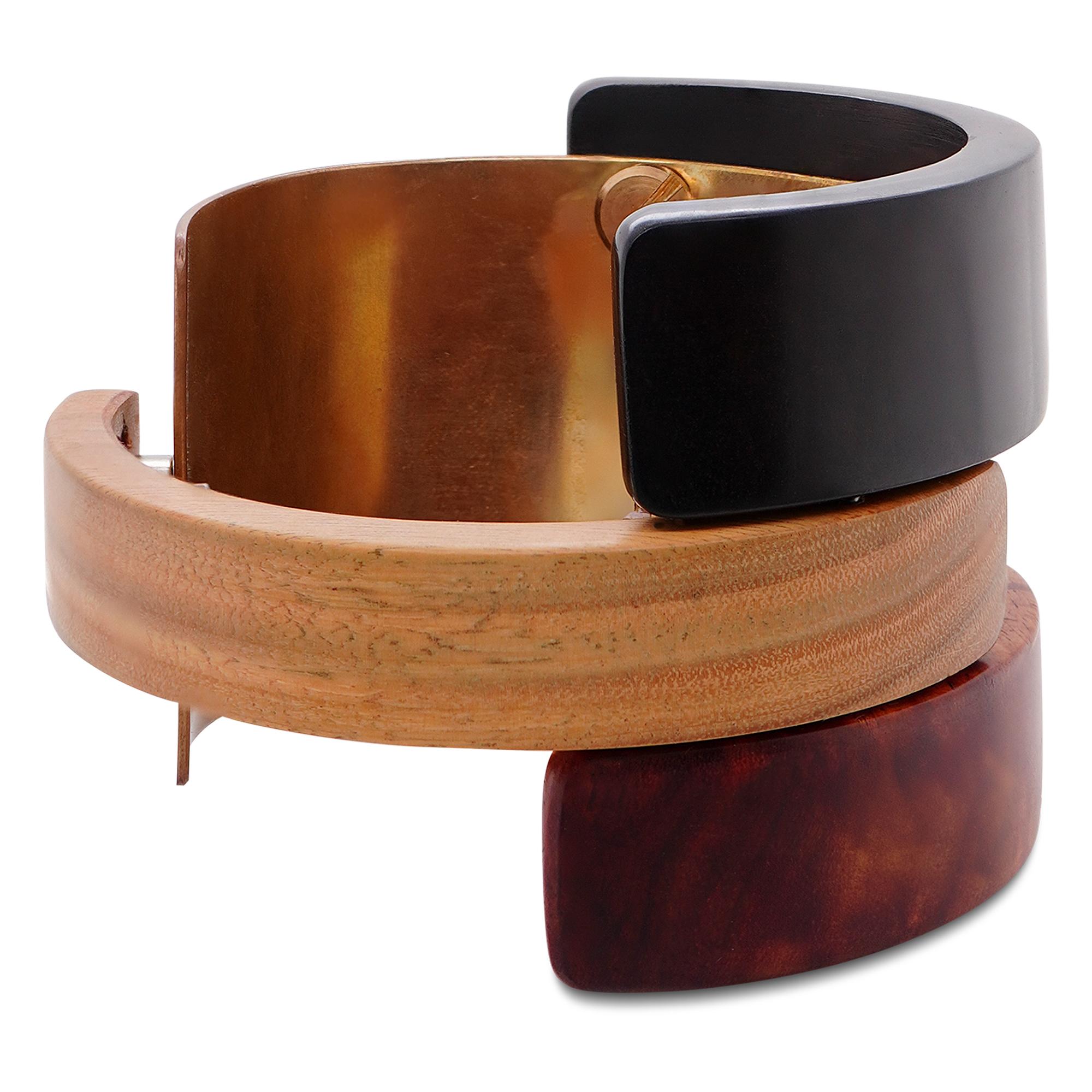 Añade elegancia natural y artesanía atemporal a tu colección de joyas con este impresionante brazalete grueso de palisandro de Honduras y palisandro mexicano. Hecha a mano con dos de las maderas exóticas más finas y codiciadas, esta pieza combina