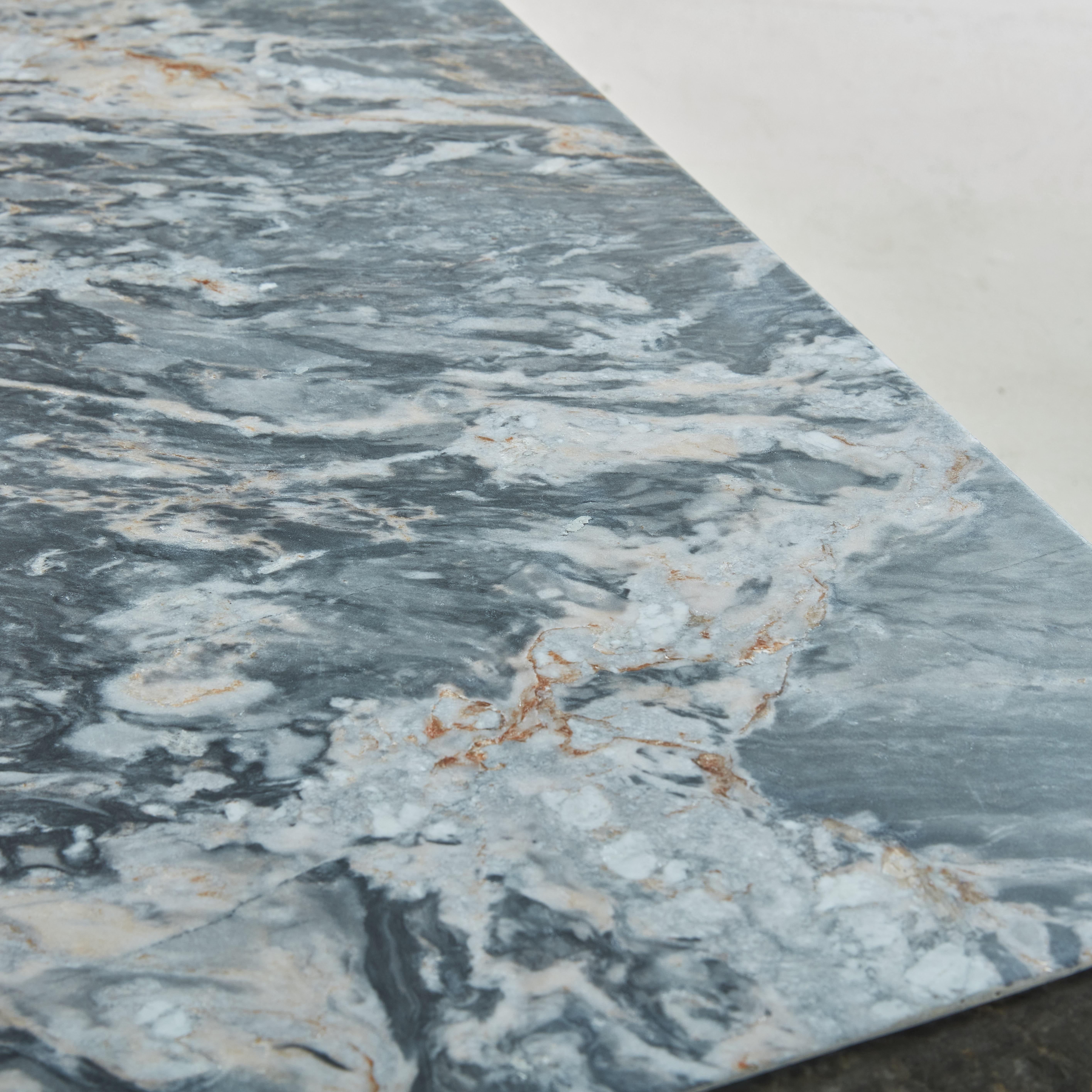 Remarquable table basse des années 1970 entièrement fabriquée en marbre italien Cipollino aux magnifiques teintes grises, beiges et roses. Il présente une finition adoucie et une silhouette minimaliste, qui est mise en valeur par le veinage unique