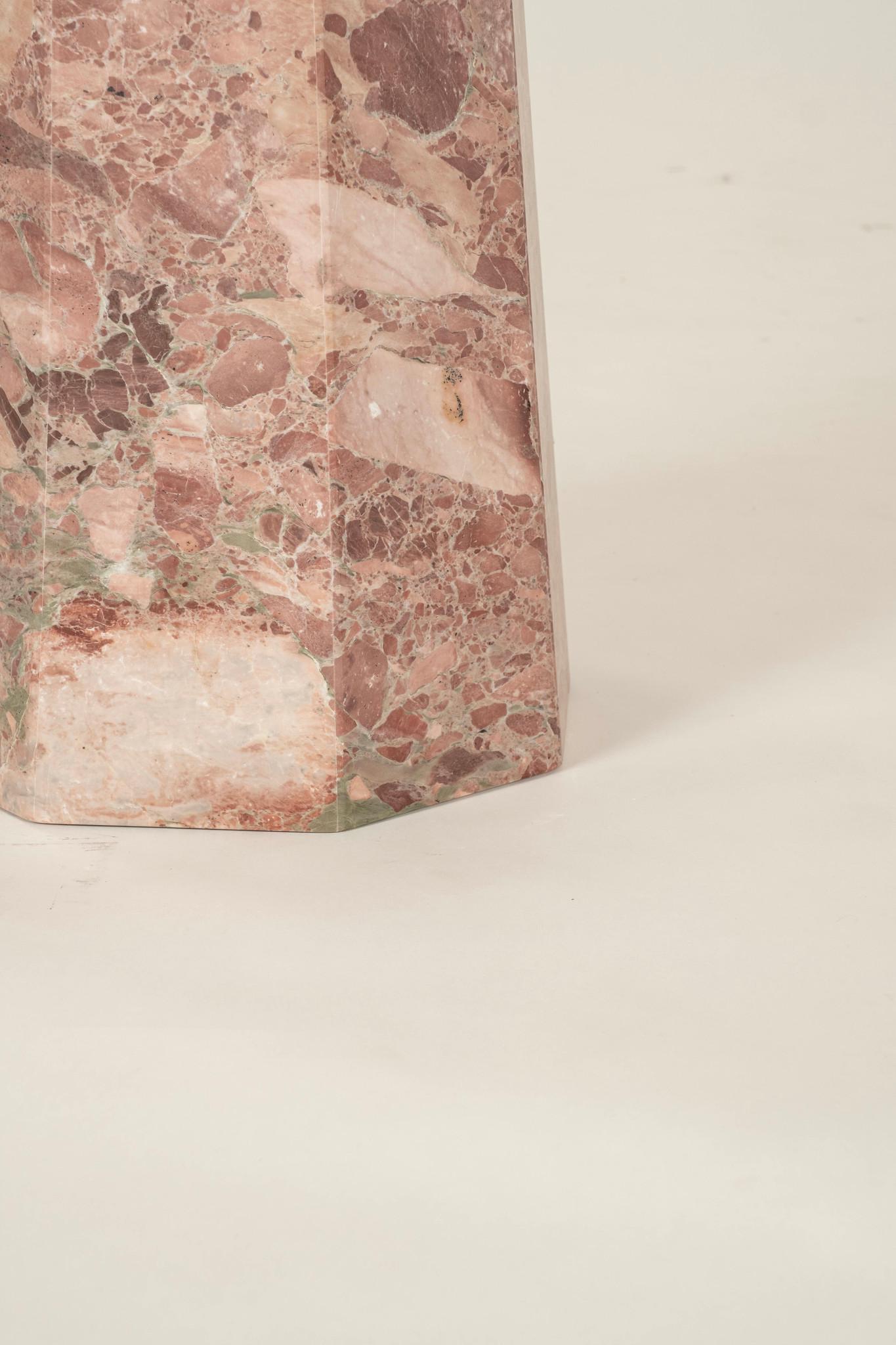 Américain Table centrale en marbre rose aiguisé Fleur de Pecher en vente