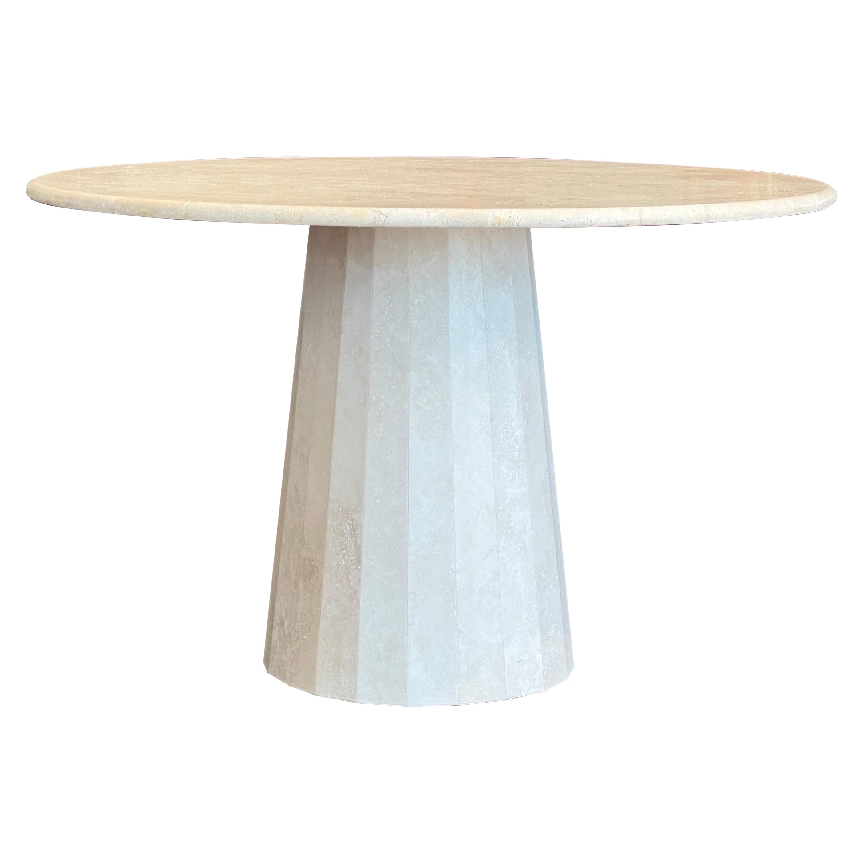 Table de salle à manger en travertin adouci sur base cannelée