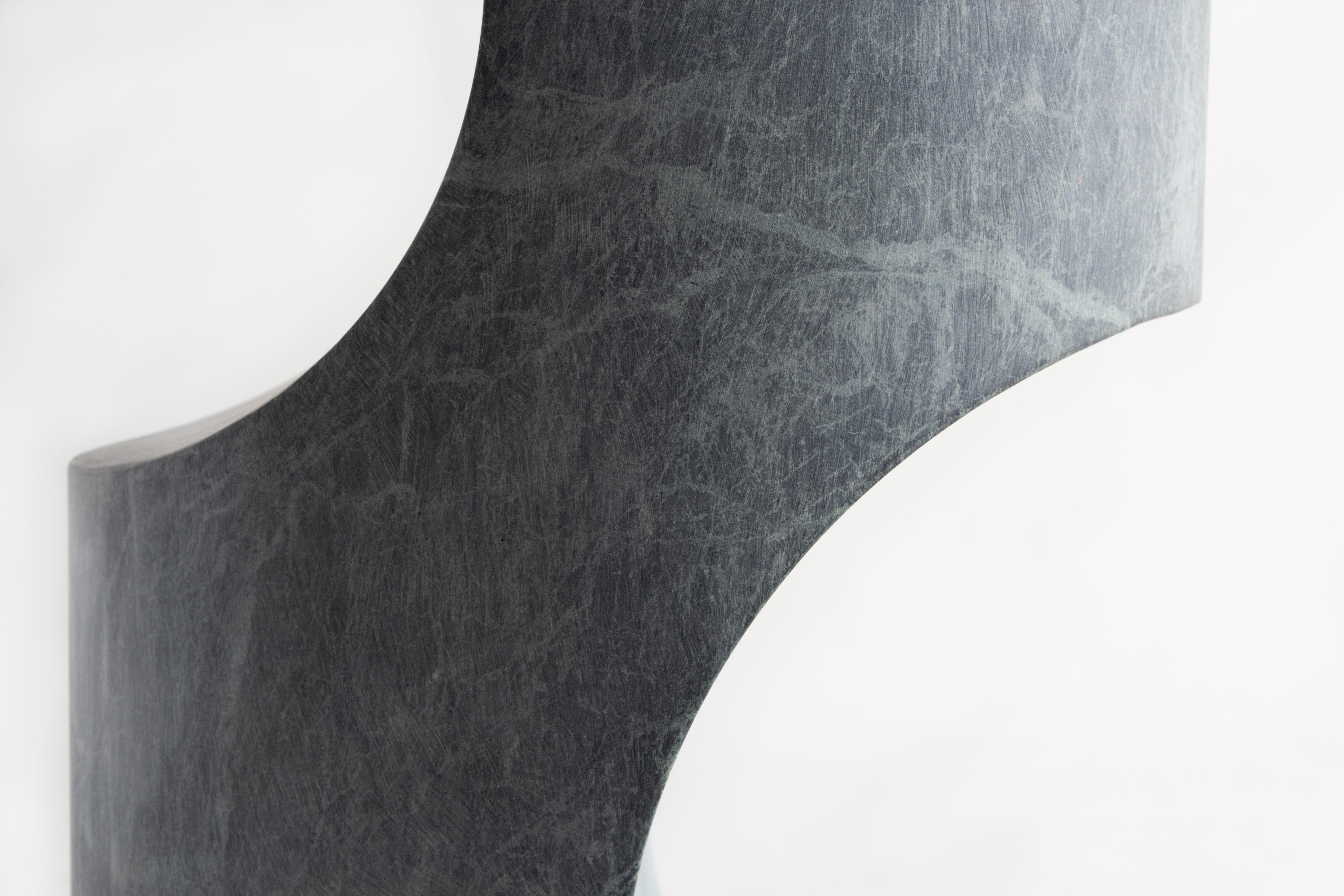 Moderne Table d'extrémité en marbre Verdi Alpi adouci en vente