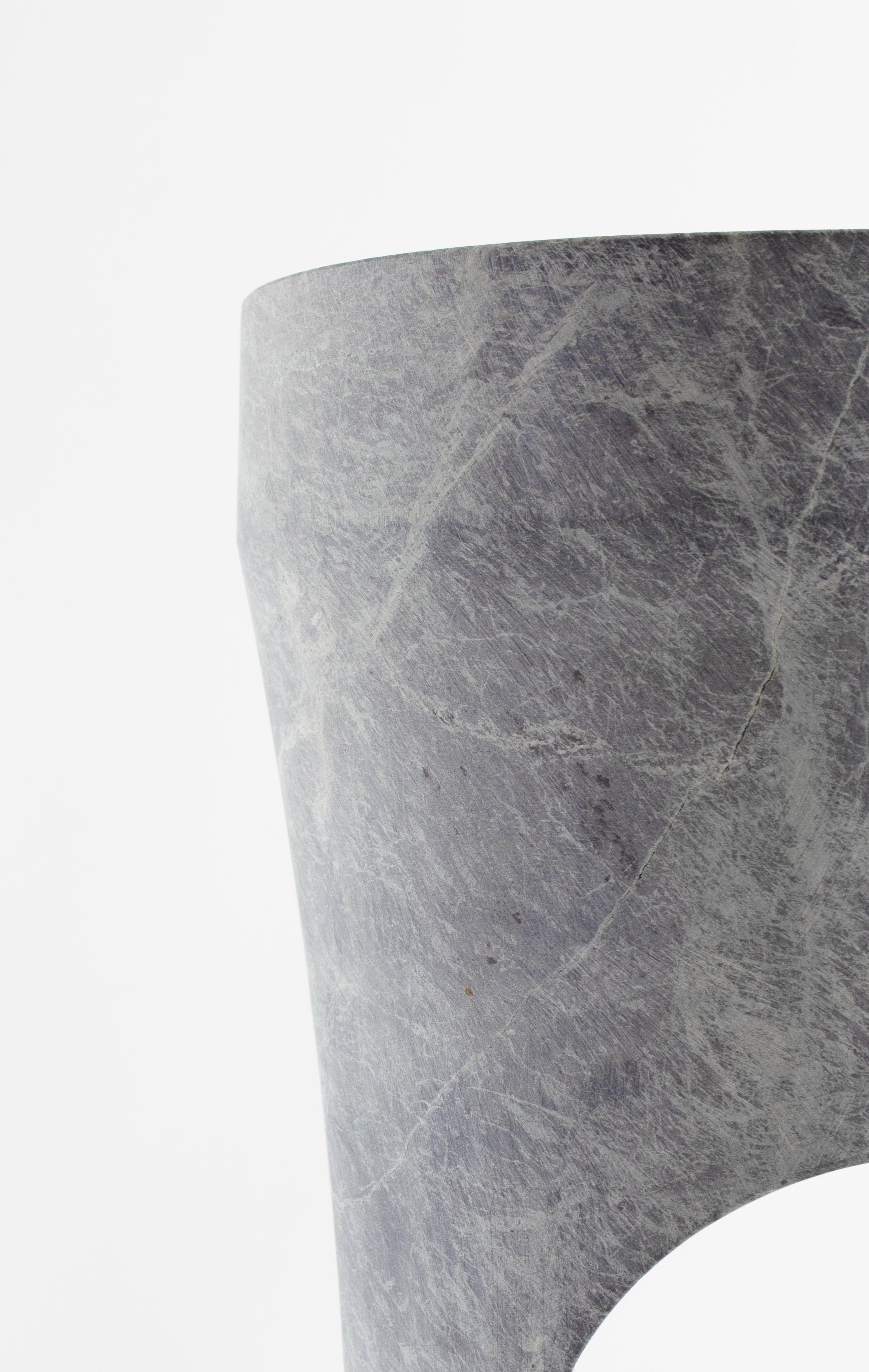 Moderne Table d'appoint en marbre Verdi Alpi adouci en vente