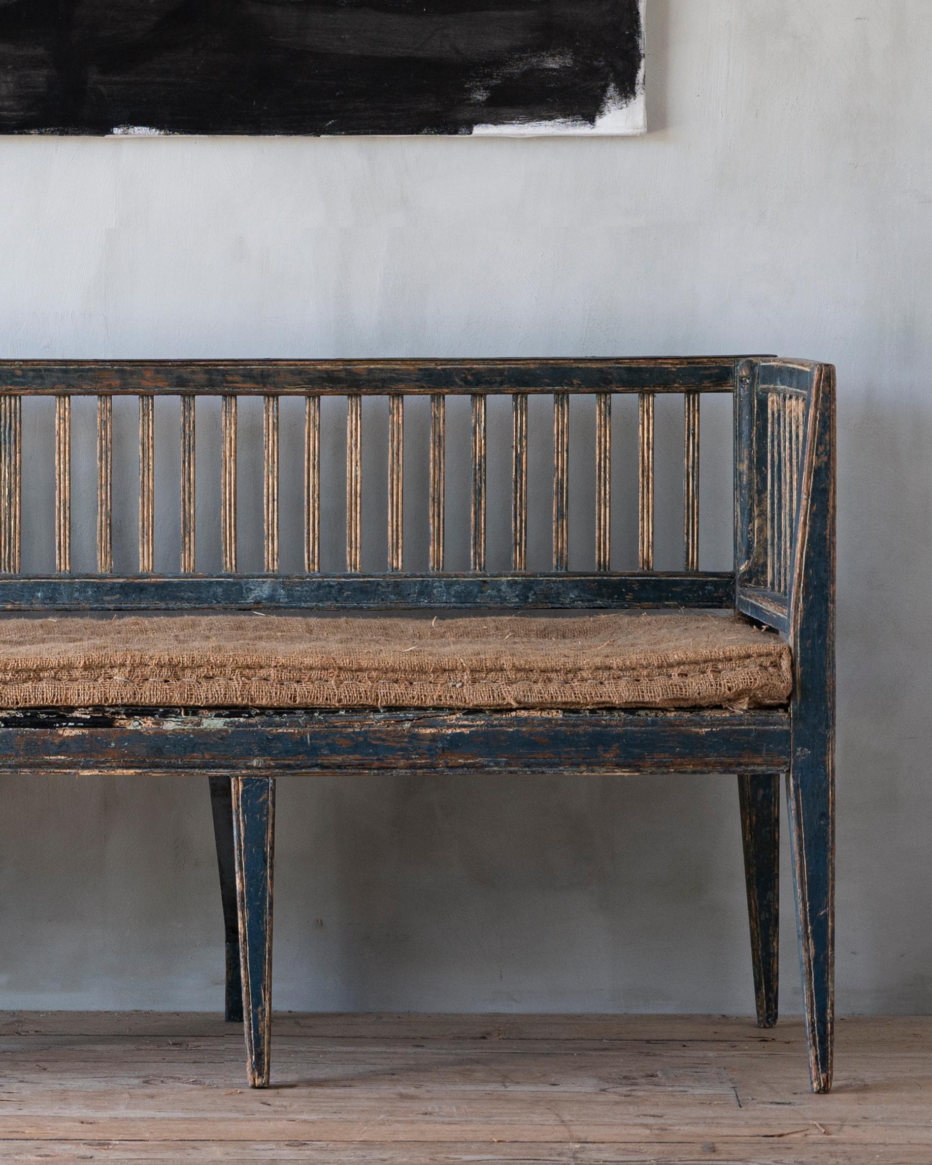 Honest 19th Century Provincial Gustavian Sofa In Good Condition For Sale In Mjöhult, SE