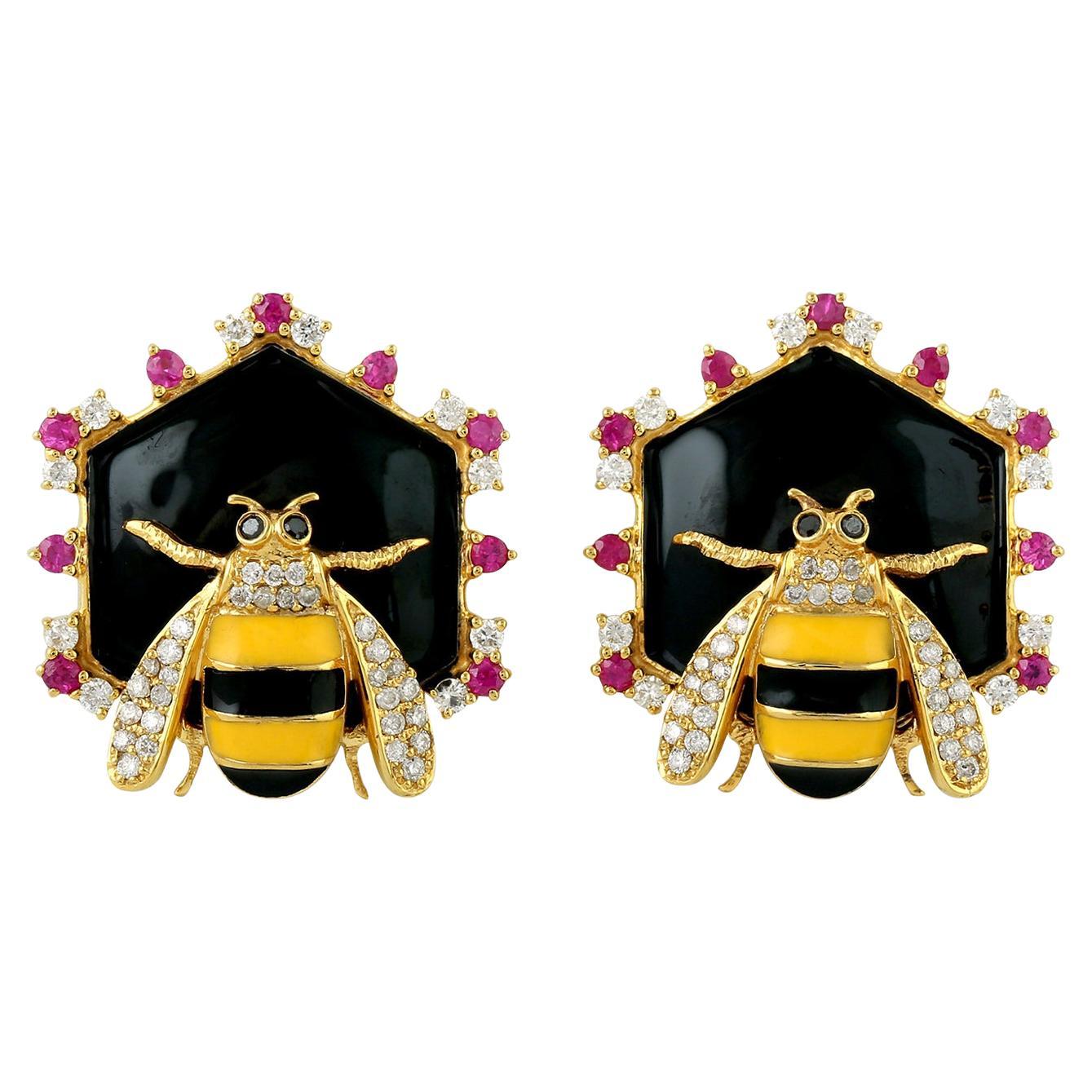 Pernos Hexagonales De Esmalte De Abeja Con Rubí Y Diamantes En Oro Amarillo De 18 K