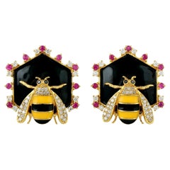 Pernos Hexagonales De Esmalte De Abeja Con Rubí Y Diamantes En Oro Amarillo De 18 K