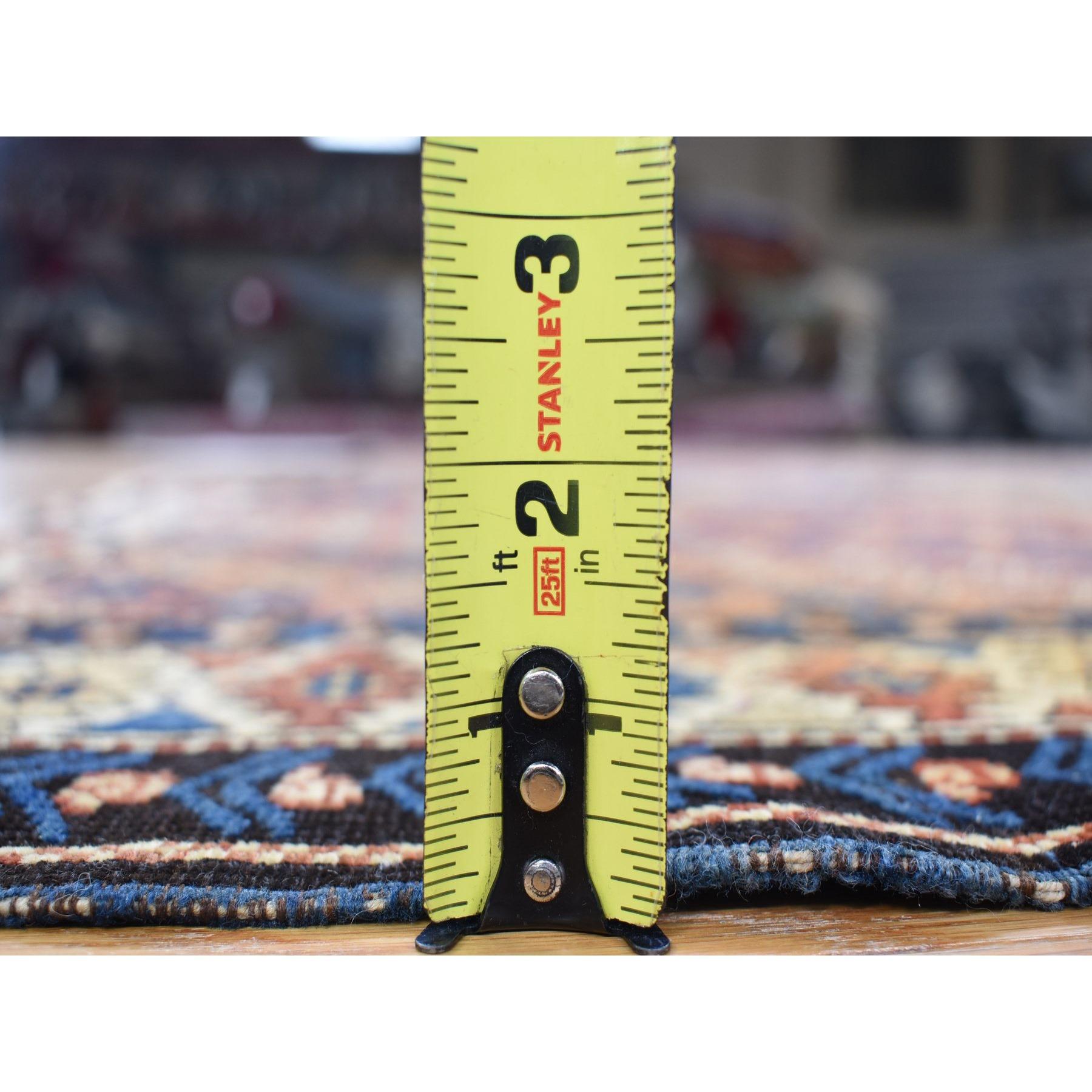 Persiano Tappeto antico caucasico Kazak dal design geometrico in lana annodato a mano di colore marrone miele in vendita