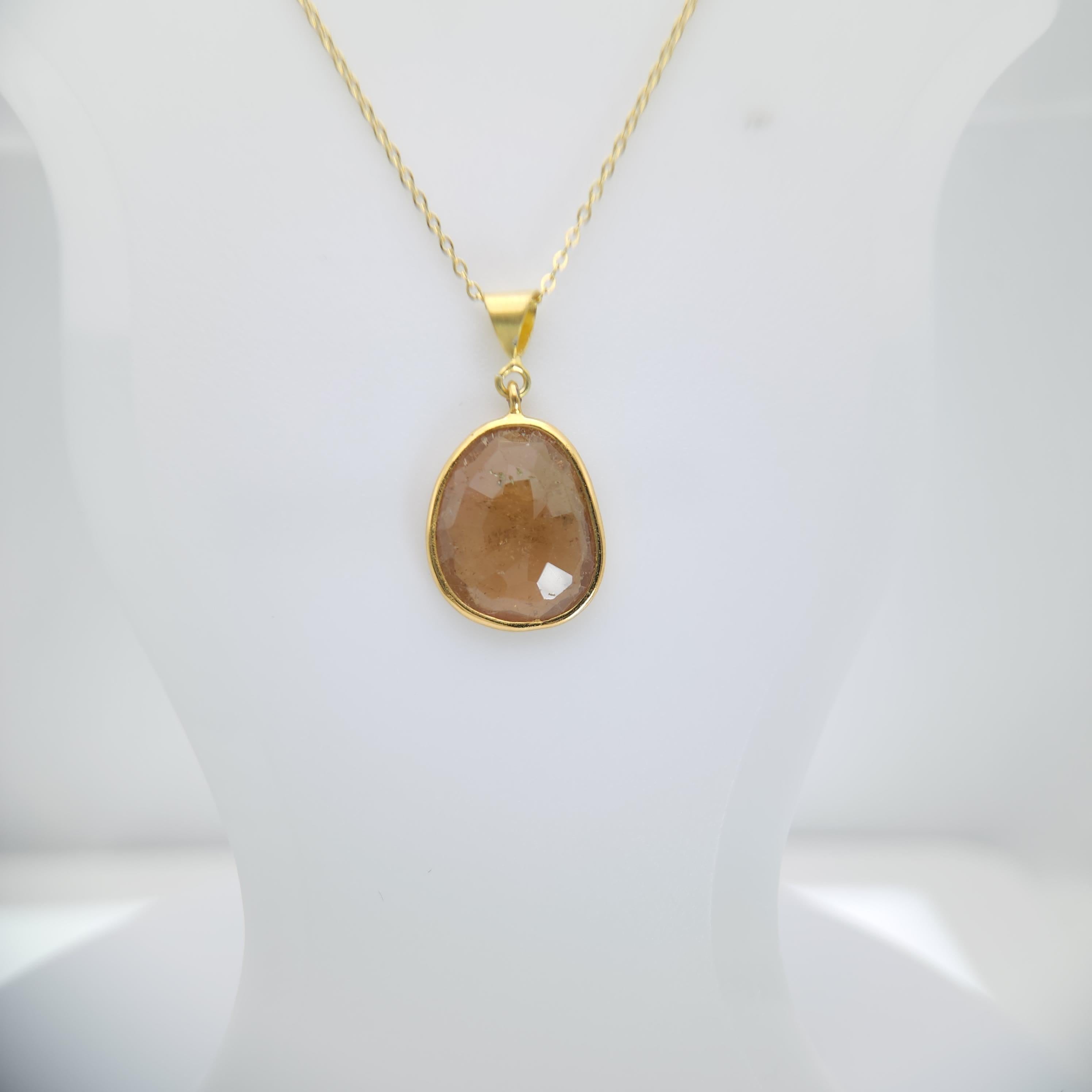 Ciondolo in tormalina marrone miele Hand Made 
Gemma tormalina a fette
dimensioni della pietra circa 20 mm X 17 mm
Argento 925 placcato in oro giallo.
Viene fornito con una catena da 18 pollici e una confezione regalo.

Le tormaline sono disponibili