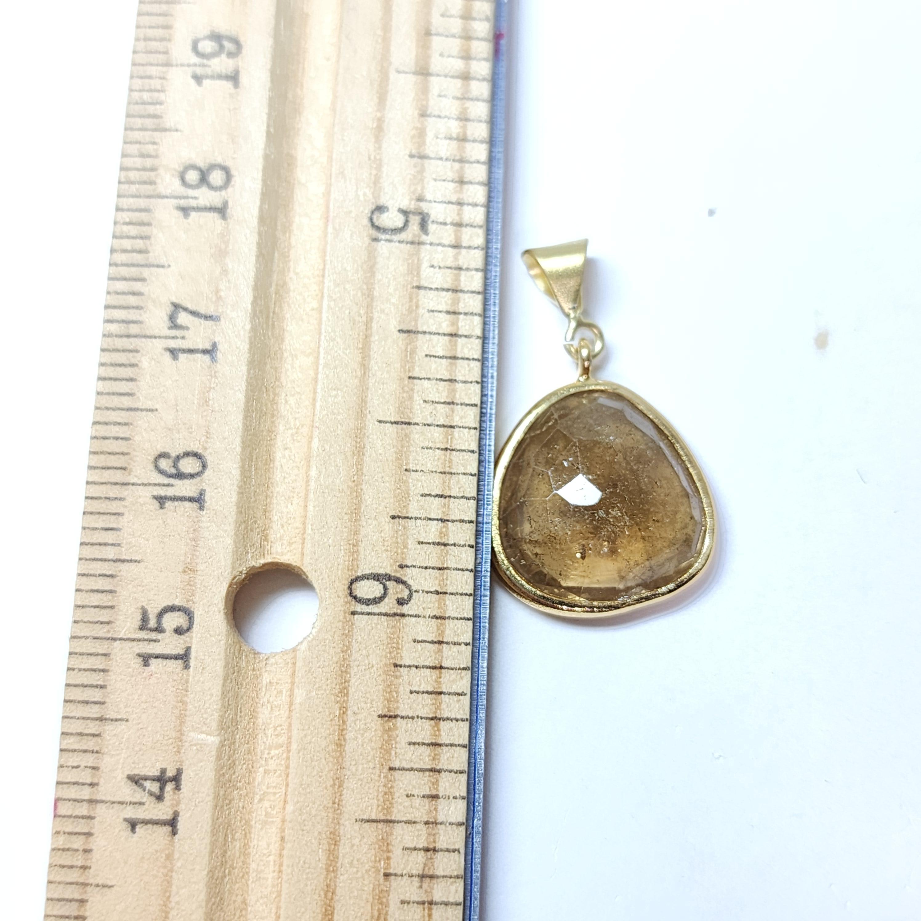 Arts and Crafts Pendentif en tranches de tourmaline Honey brown Argent Sterling plaqué or jaune en vente