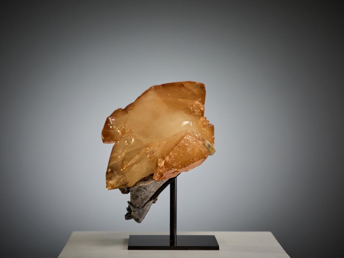 Honey Calcite with Sphalerite im Zustand „Hervorragend“ im Angebot in London, GB