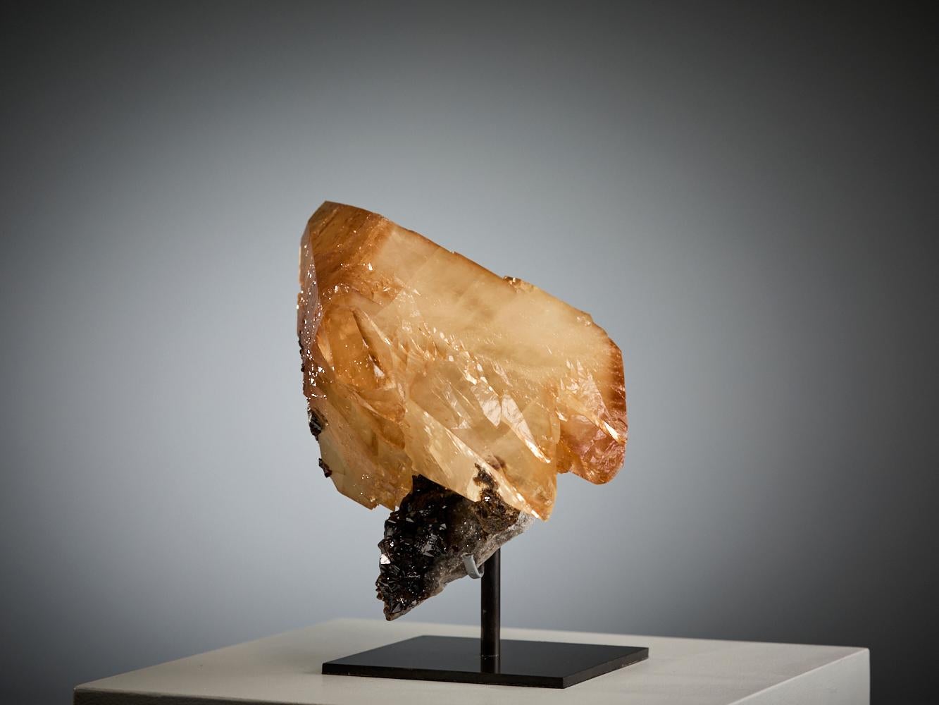 Honey Calcite with Sphalerite (Kristall) im Angebot