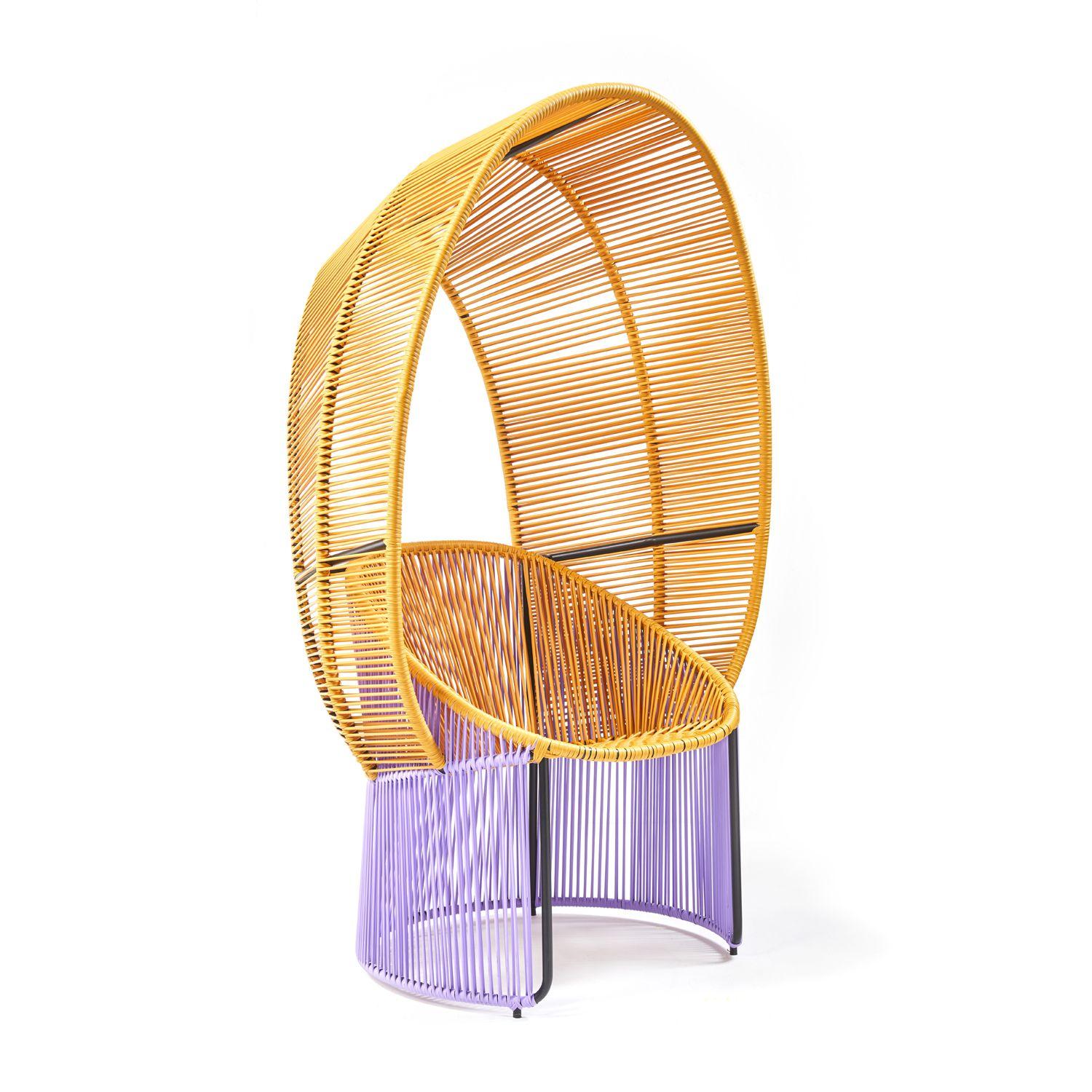 Sedia Honey Cartagenas reina di Sebastian Herkner
Materiali: Corde in PVC. Telaio in acciaio tubolare zincato e verniciato a polvere
Tecnica: realizzata con plastica riciclata. Tessuta da artigiani locali in Colombia. 
Dimensioni: L. 82,3 x P. 90