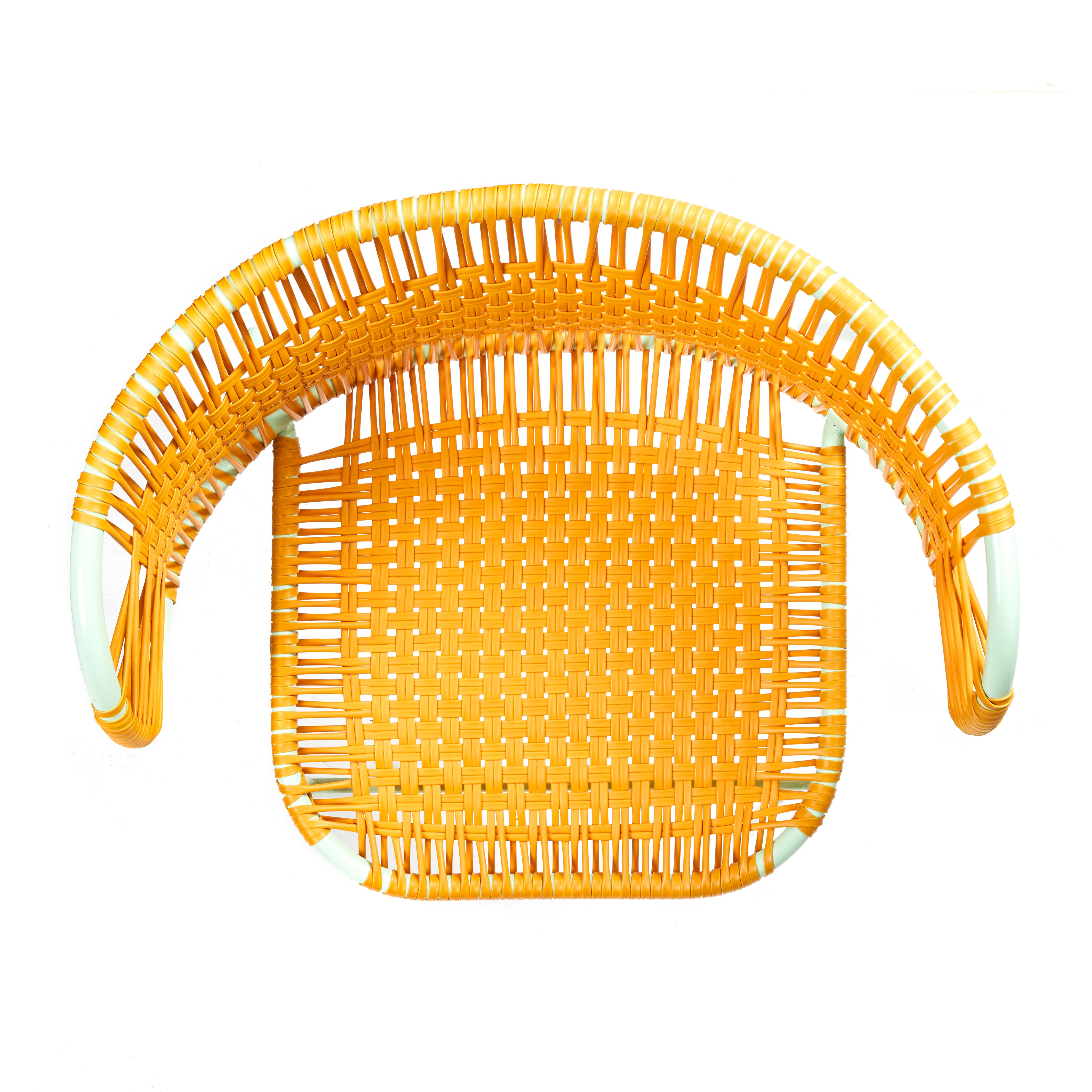 Tedesco Sedia impilabile Honey Cielo con braccioli di Sebastian Herkner in vendita