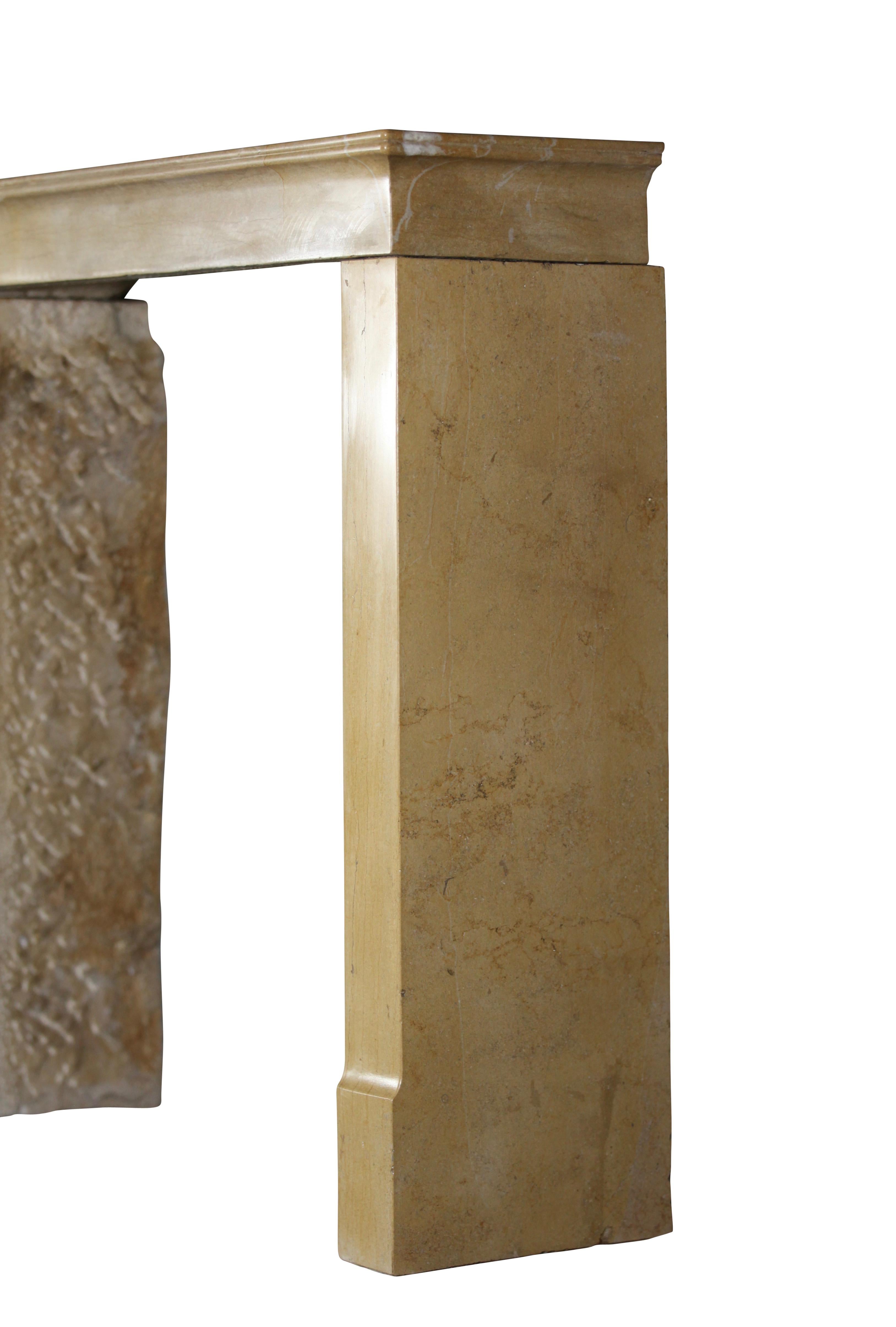 Entorno de Chimenea Antiguo de Piedra Caliza Francesa Color Miel en venta 2