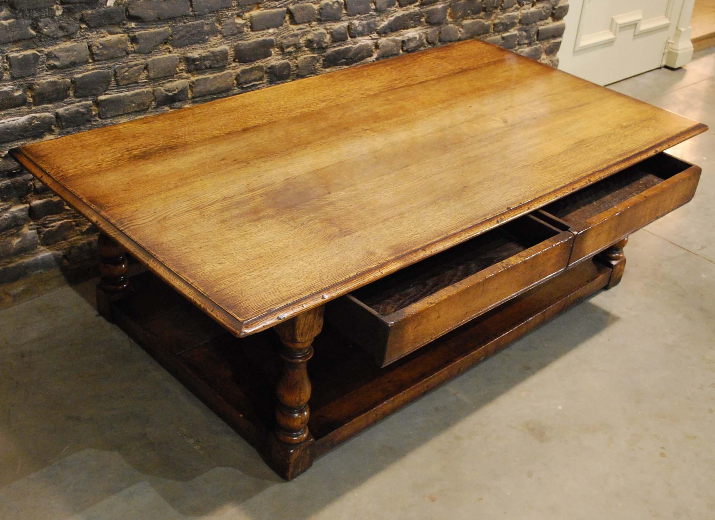 Honey-Colored Solid Oak English Coffee Table with Pot Board In Good Condition In Casteren, NL