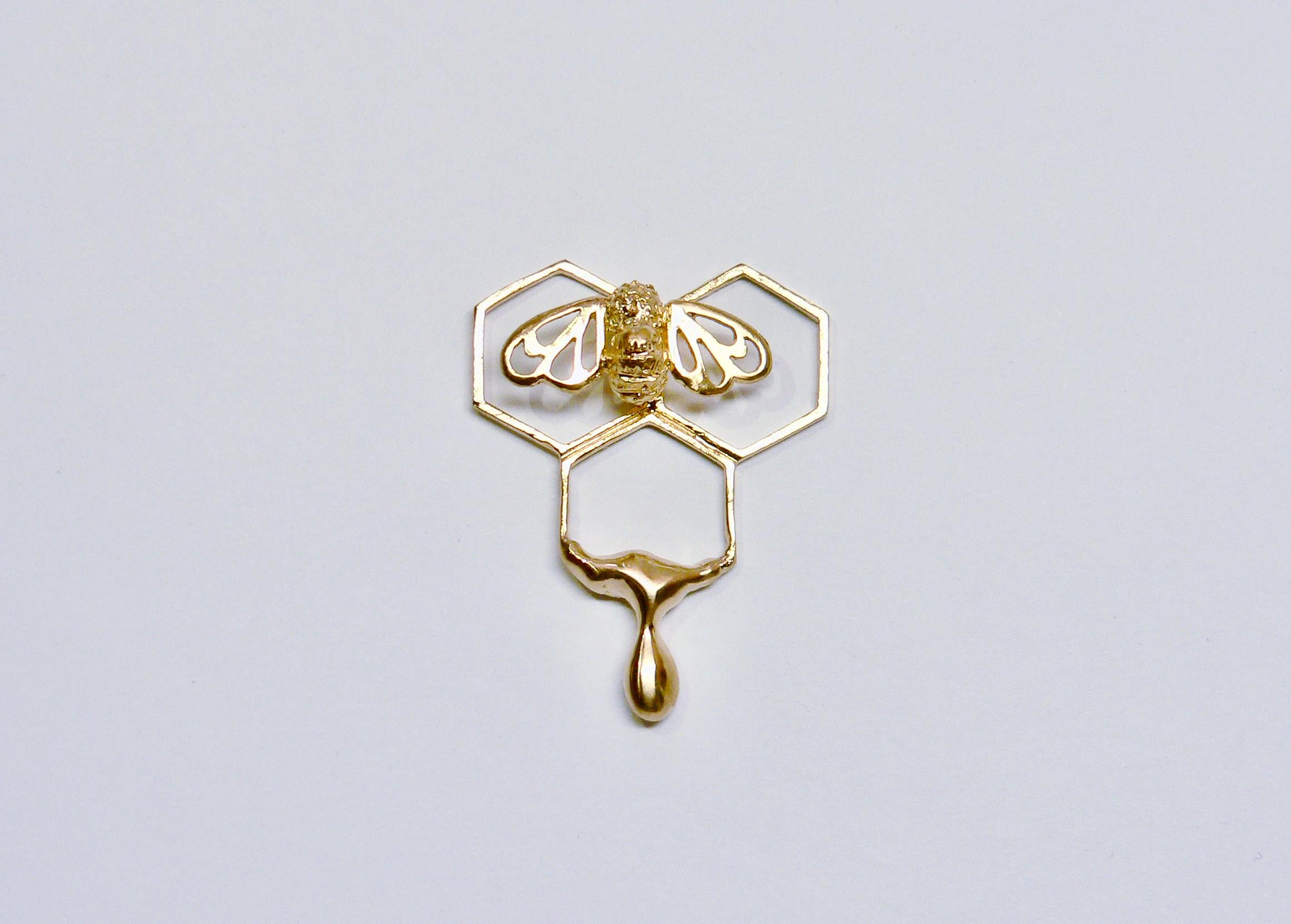 Honey dripping from honeycomb with Bee is made of Sterling Silver with 18 Karat gold plated as one of the Bee Collection. It is a motif of honey bee collecting honey and dripping from their honeycomb. 

This item is not included chain, 5th and 6th