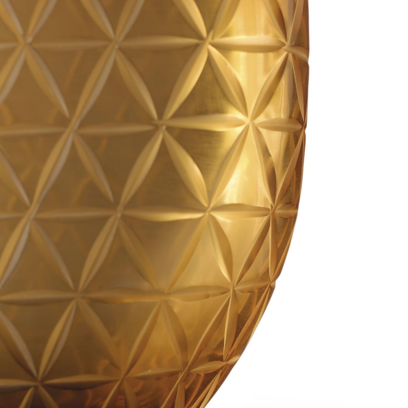 Ein minutiös von Hand geätztes sechseckiges Muster zeichnet diese prächtige und einzigartige Vase aus mundgeblasenem Murano-Glas aus. In einem warmen Bronzeton gehalten, der sich zum Sockel hin allmählich intensiviert, zeichnet sich das Stück durch