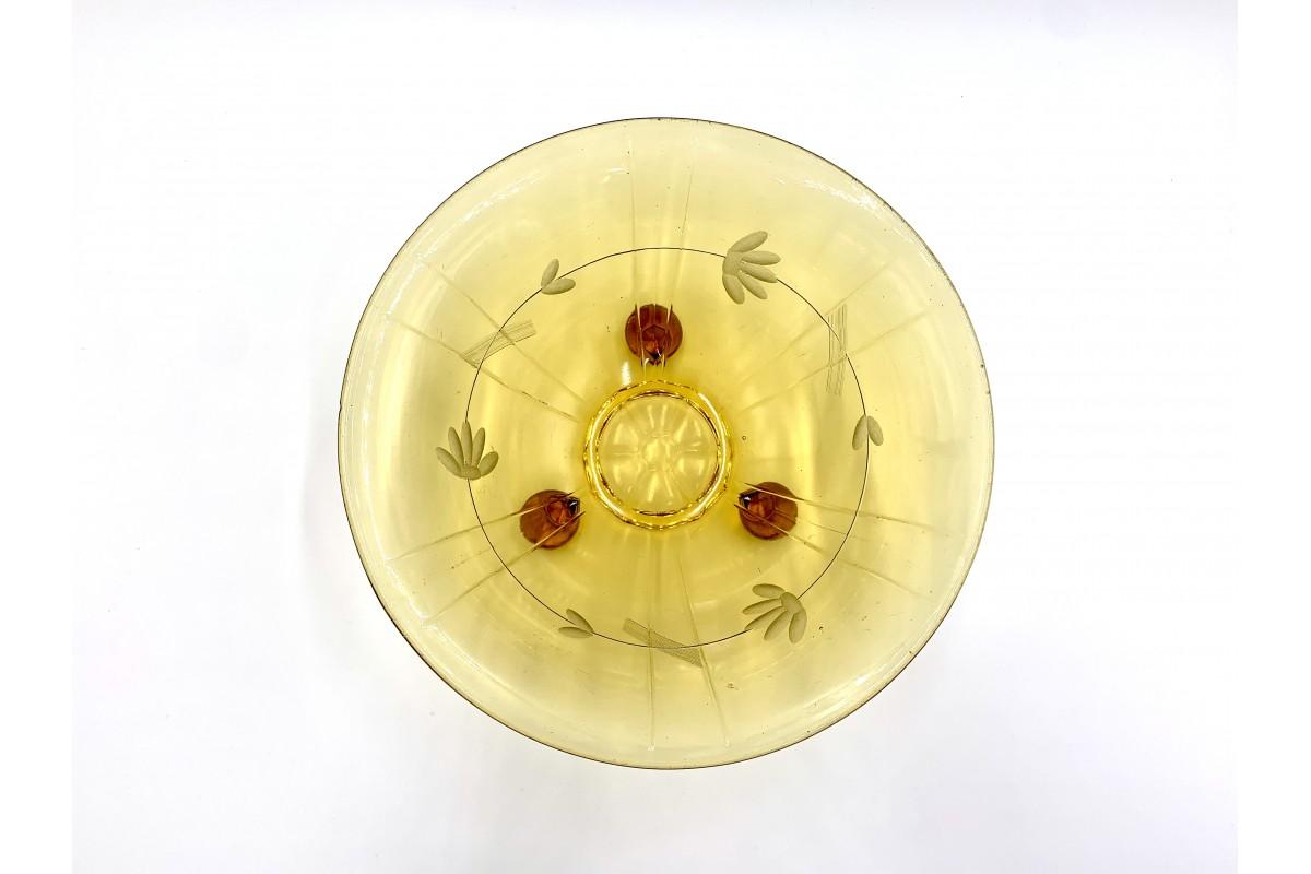Glass bowl in a honey color. Made in Poland in the 1960s

Very good condition, with no cracks.

Measures: Height 9cm / diameter 21cm.