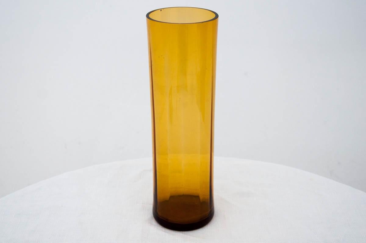 A cylindrical vase with a honey color.

He comes from Poland from the 1980s.

Very good condition.

Measures: Height 30 cm, diameter 9 cm.