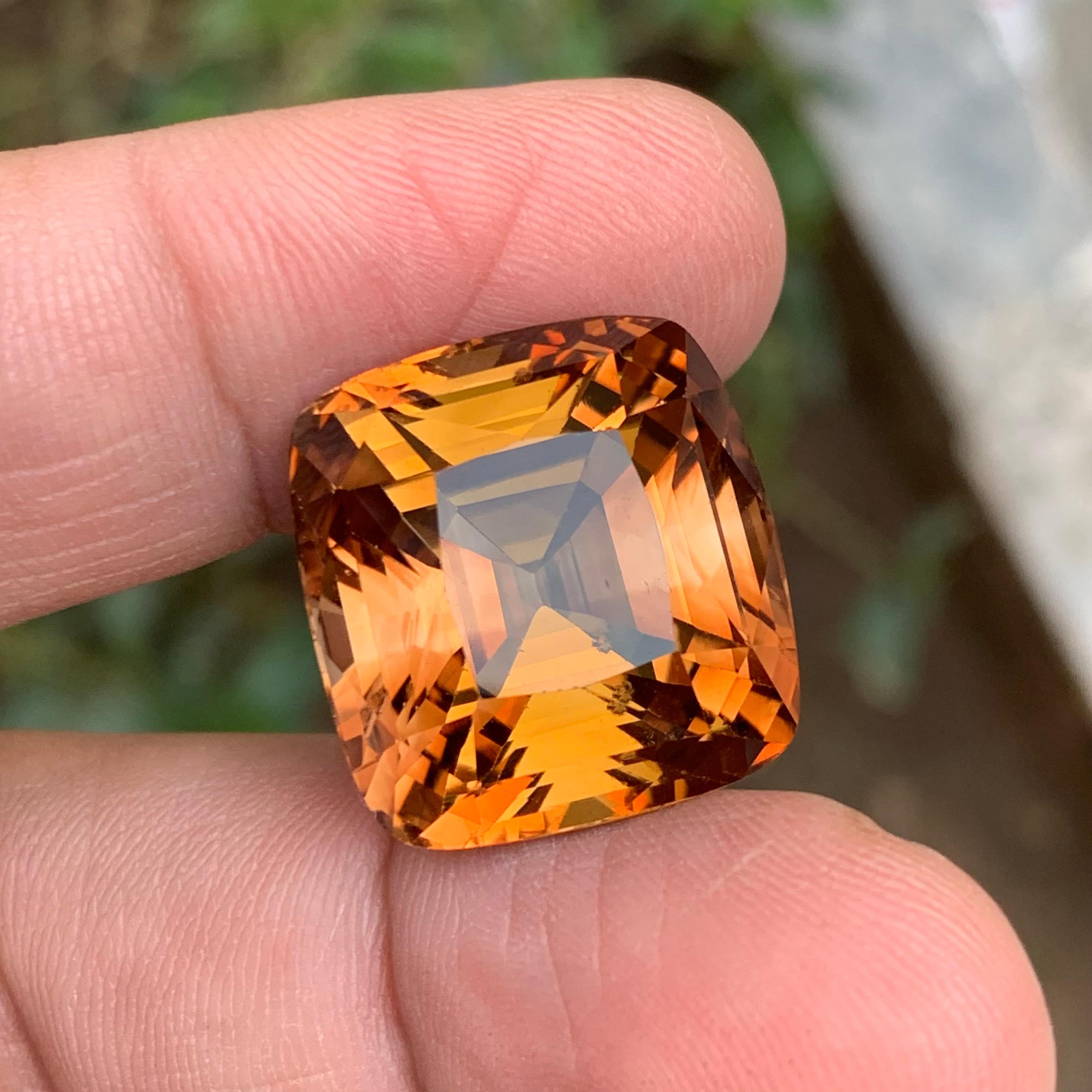 Femenino o masculino Colgante Topacio Natural Dorado Miel Gema Suelta 56.75 Ct Corte Cojín Antiguo