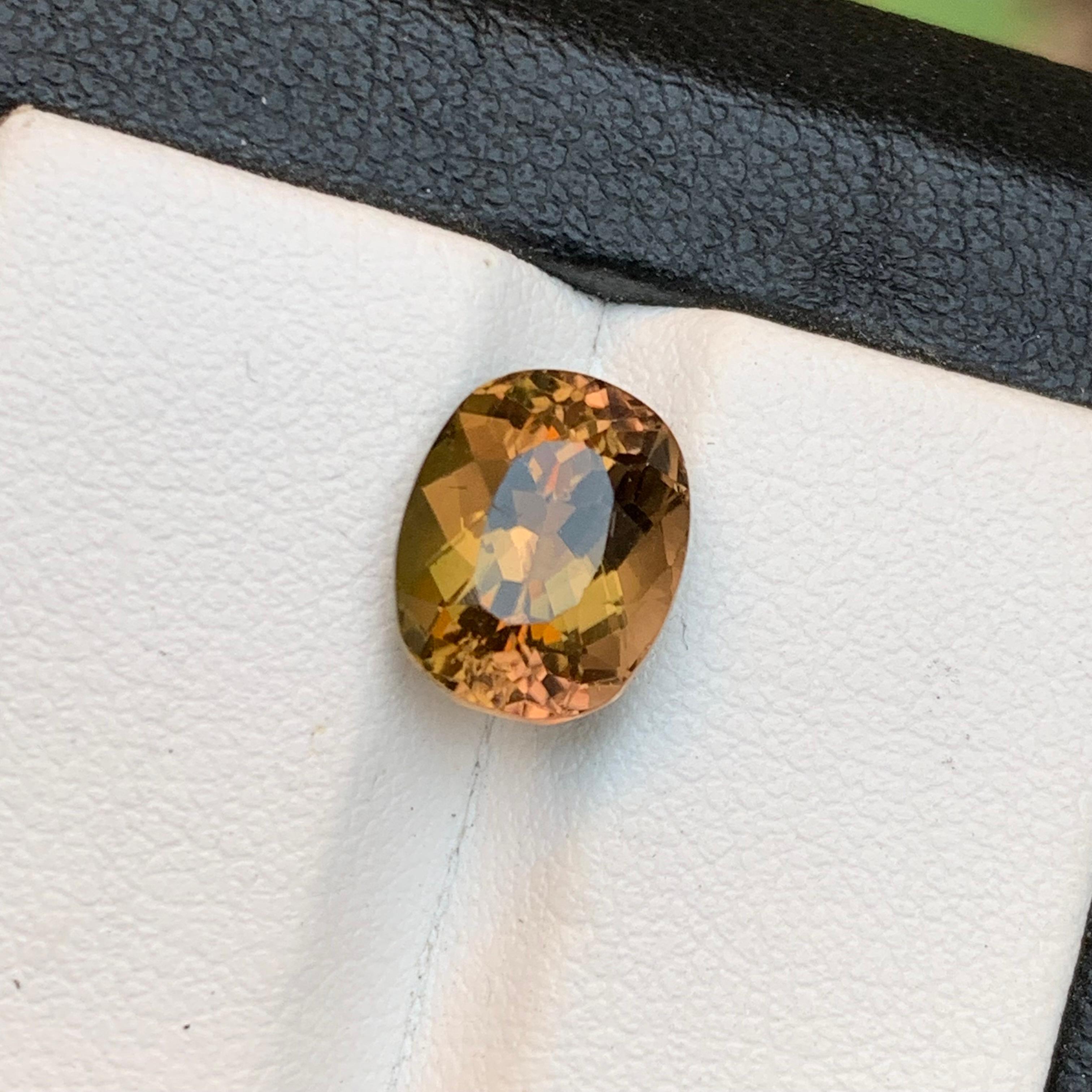 Tourmaline Naturelle en vrac pour bague, ou tout autre bijou de Kunar, Afghanistan !
 
💎 TYPE DE PIERRE PRÉCIEUSE : Tourmaline
⚖️ POIDS : 3,50 carats
🪚 FORME & COUPE : Coupe coussin ovale antique
📏 TAILLE (MM) : 9,96 x 7,98 x 6,62
🌈 COLOR : Deep