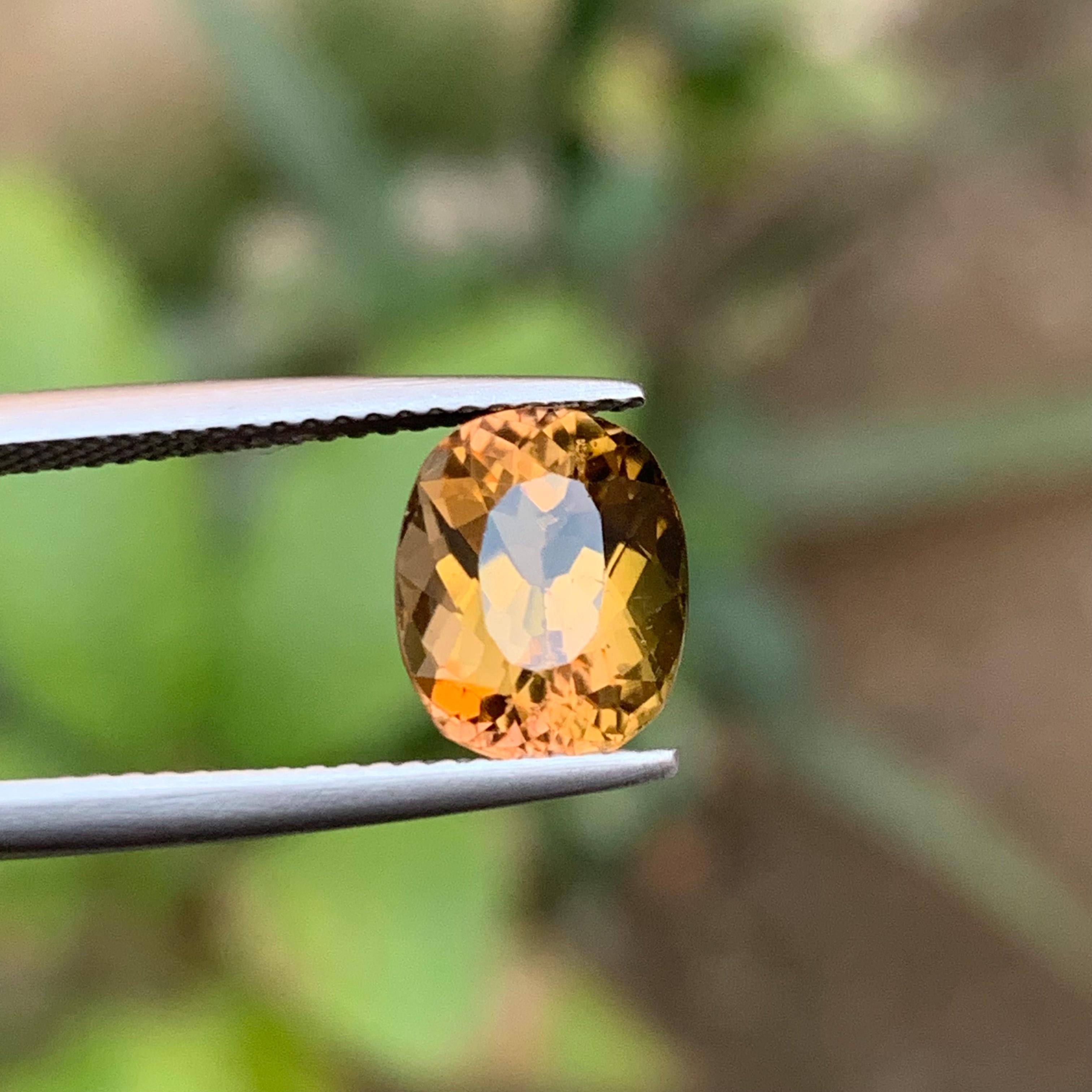 Taille coussin antique Honey Golden with Green & Greene Greene Natural Tourmaline Loose Gemstone 3.50 Carat en vente