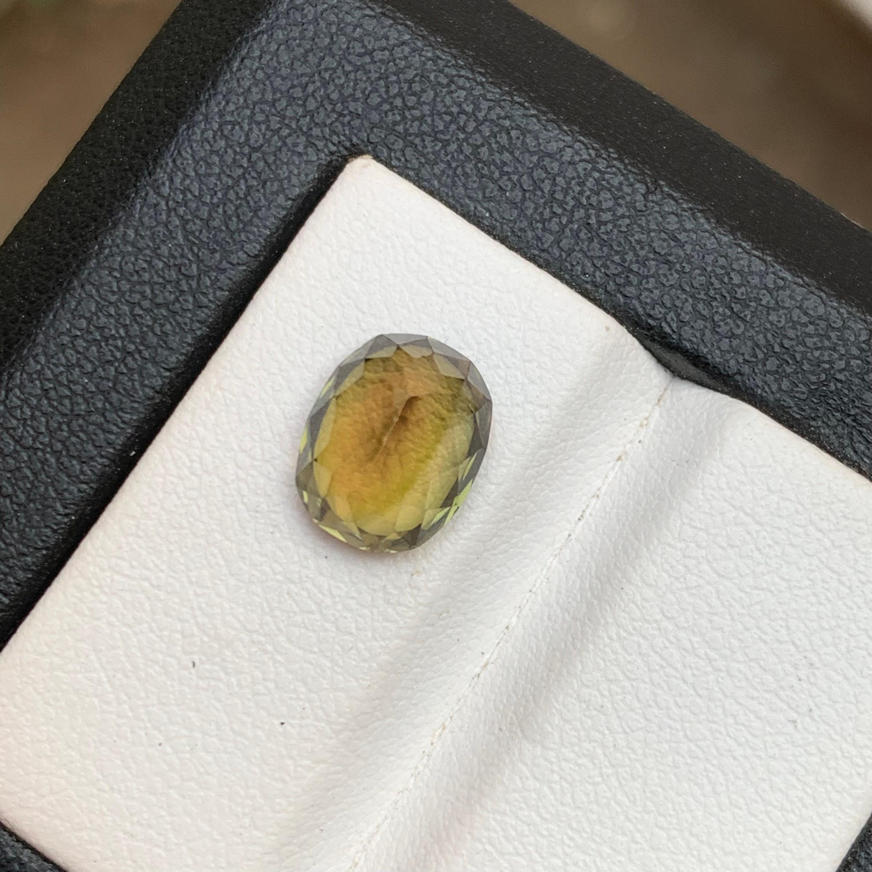 Honey Golden with Green & Greene Greene Natural Tourmaline Loose Gemstone 3.50 Carat Unisexe en vente