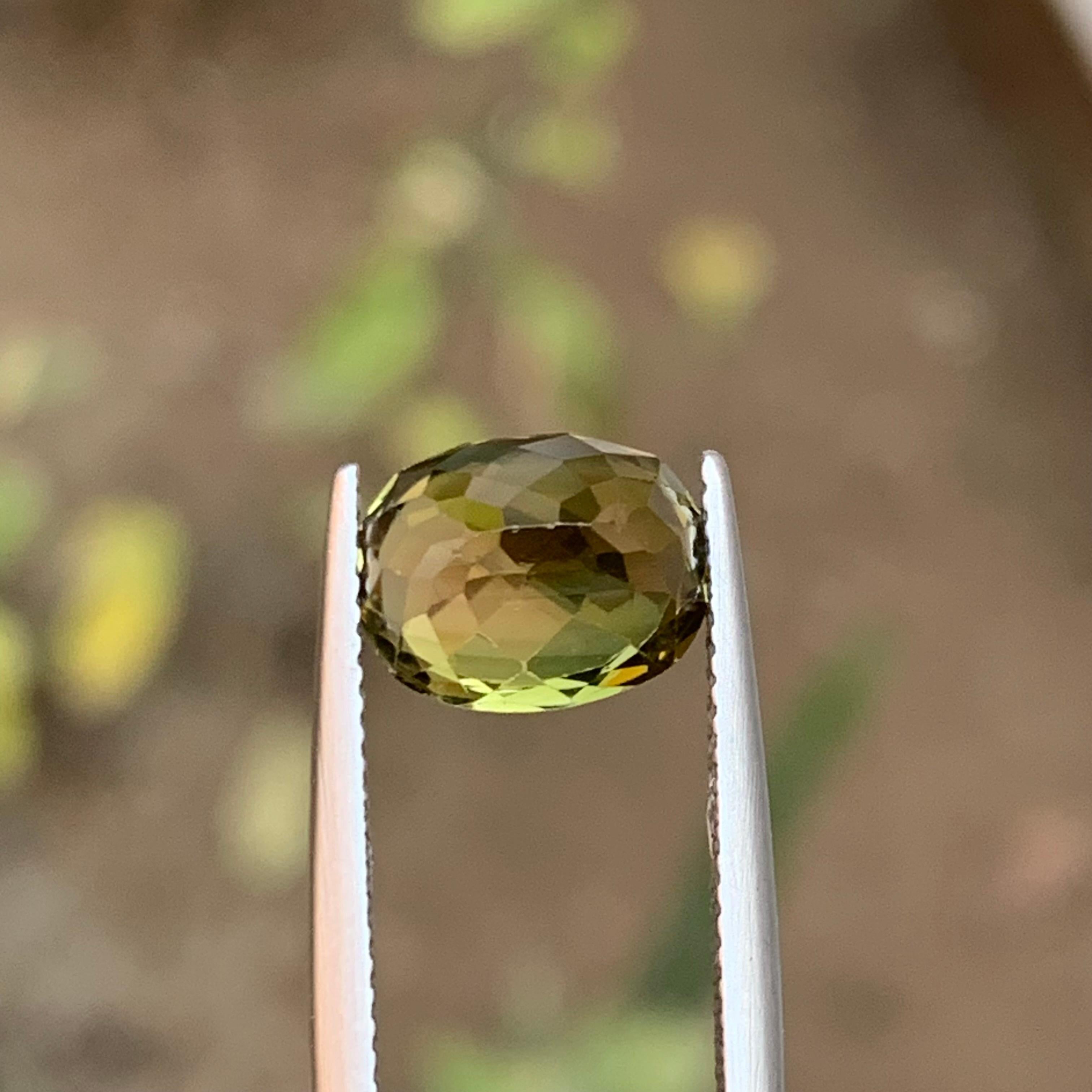 Honey Golden with Green & Greene Greene Natural Tourmaline Loose Gemstone 3.50 Carat en vente 3