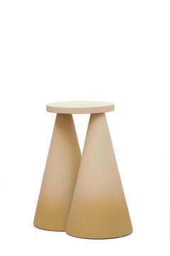 Petite table d'appoint Isola en céramique miel faite à la main par Cara Davide