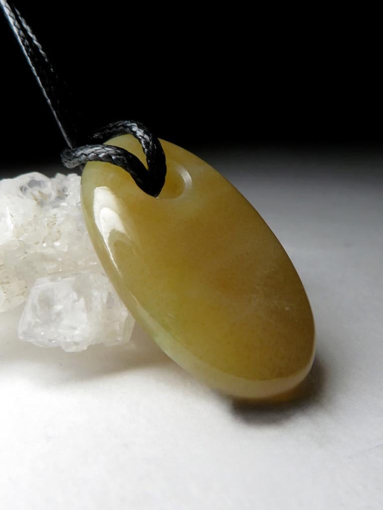 Honey Jade Anhänger an Kordel Gelb Oval Geschenk Vintage handgeschnitzte Maskottchen Talisman im Angebot 4